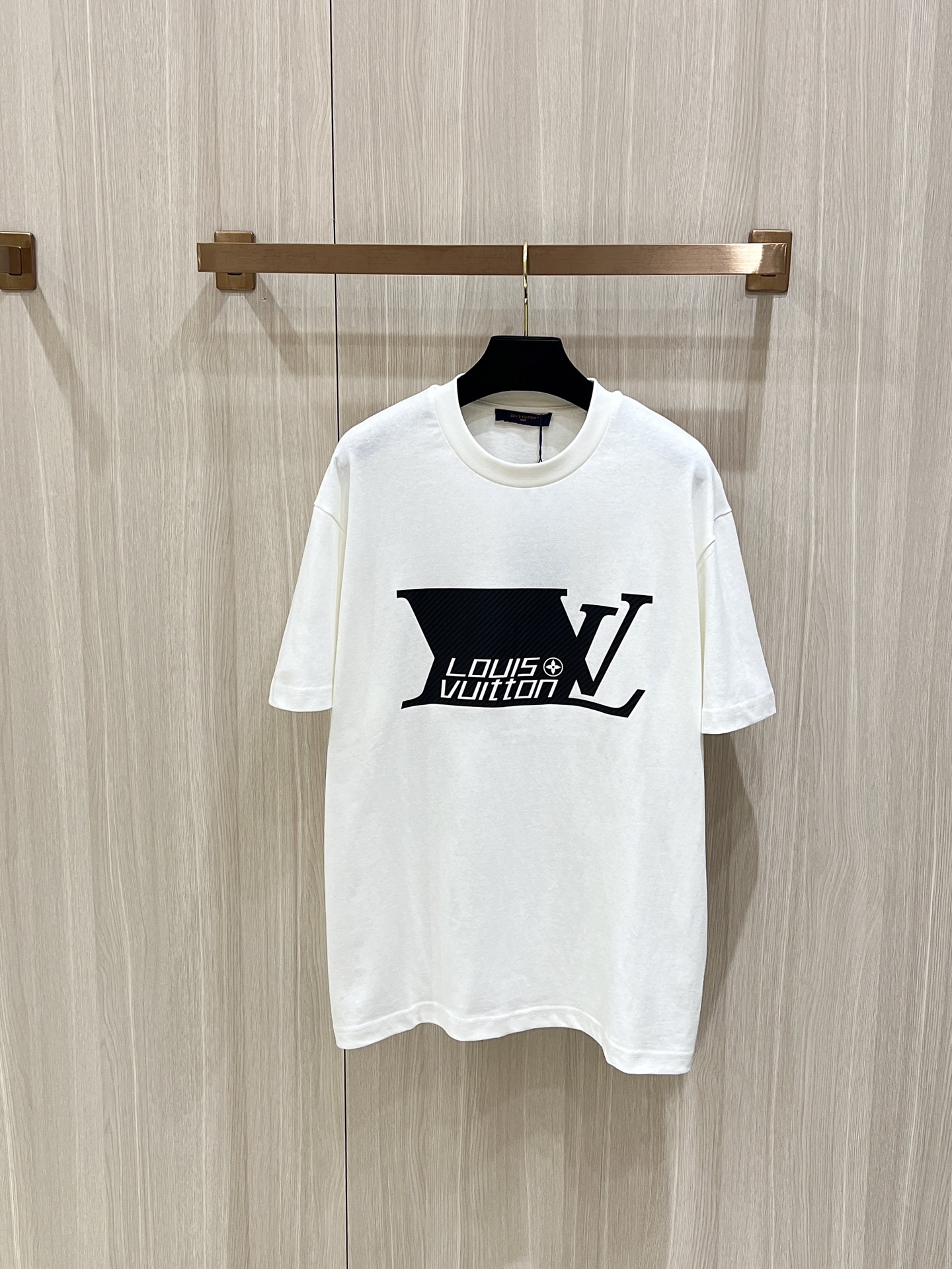 NO:845721,LouisVuitton launches new carbon fiber printed logo short sleeves. This T-shirt is made of lightweight cotton knitting, relying on the three-dimensional imitation carbon fiber trompe l'oeil effect to render the positive pattern, and then uses the same technique to embellished letters and flowers on the back. It is suitable for matching with the deep single products of the season.,, louis vuitton, T-shirt, tees, t-shirt,19860909LouisVuitton上新 碳纤维印花标识短袖 本款T恤取材轻盈棉质针织,依托立体仿碳纤维错视效果渲染正图案,再以相同手法为后部点缀字母和花卉.与当季深邃单品搭配相宜.,,louis vuitton,T-shirt,tees，t-shirt,,Men's clothing