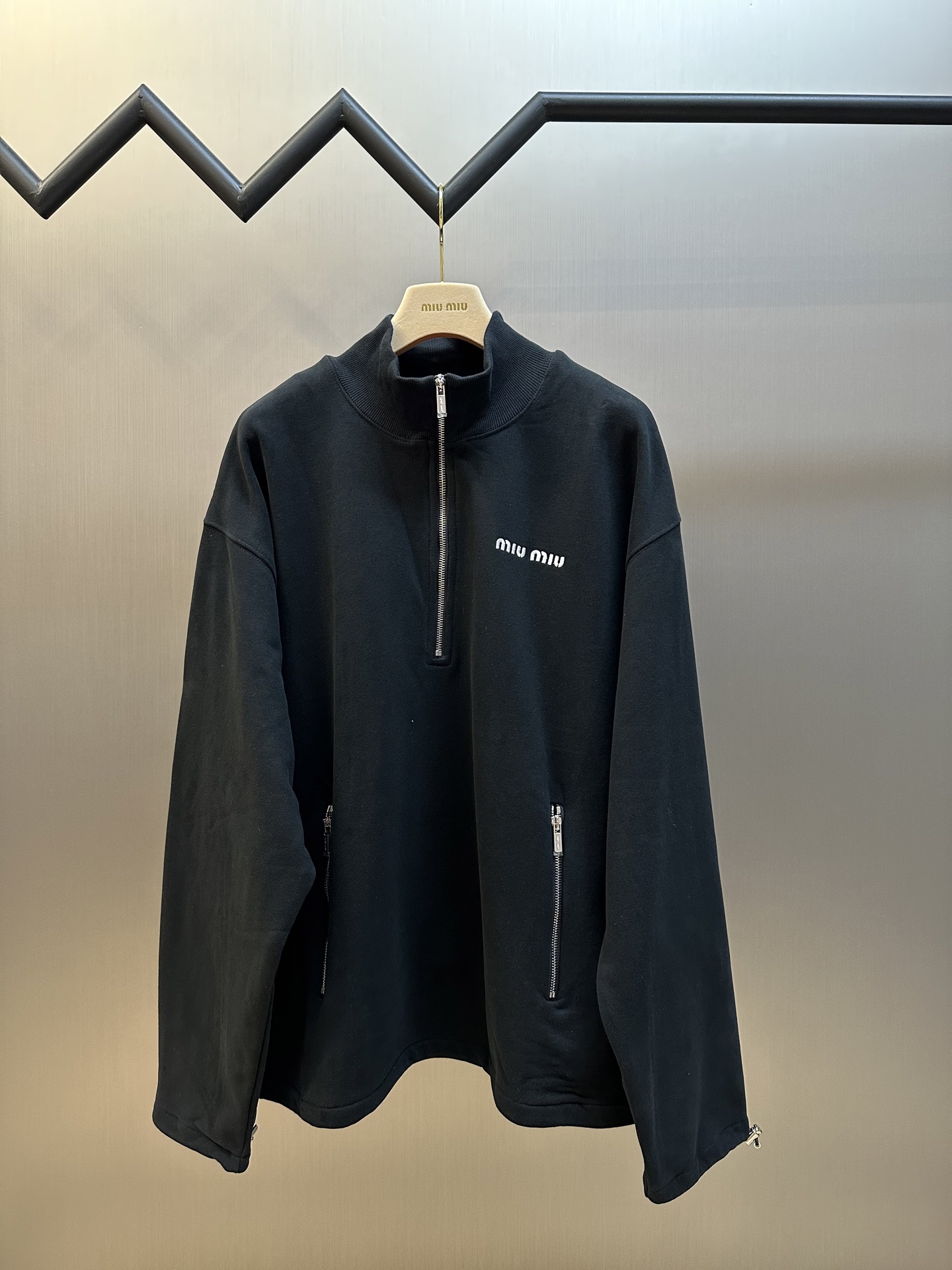 NO:845733,miumiu half-zip turtleneck sweatshirt, pure cotton fish scale base fabric, the fabric is made of 16S single yarn + 7S single yarn, 470g; matched with 21S  2*2 stretch rib; 380g. The top layer uses 10S single yarn to ensure the surface texture, and the bottom layer uses 16S double-stranded yarn to increase strength. The surface single yarn is thicker, providing better strength and wear resistance, and is suitable as the support structure of the surface layer. The double-stranded yarn is stronger and anti-pilling, and is often used in the bottom layer to enhance the durability of the fabric.  Back-stitch embroidery stitch technique, the back-stitch technique is mainly used to fill in the slender and curved lines of the shape, which can show the details and layering of the pattern. The slender and curved lines, the back-stitching line and three-dimensional sense are very strong, the stitching method is vivid, lively, and has good coverage. The pattern is embroidered stitch by stitch with embroidery thread, and the pattern is tight and has a shrinking effect.  The round-neck sweatshirt adopts a loose design and is three-dimensionally cut, so that the body fits the curves of the human body better when worn, and is neither too tight nor too loose. Double-needle thread stitching is used to ensure the firmness and comfort of the collar. The zipper opening and closing of the collar adjusts the height of the shape; the cuffs and hem also use elastic adjustable design to form a unified overall beauty. sizes m l,,miumiu,hoodie,sweatshirts,19860909miumiu 半拉链高领卫衣 纯棉质鱼鳞底面料,面料采用16S单纱+7S单股,470g；搭配21S 2*2拉架罗纹；380g.面层用10S单纱保证表面质感,底层用16S支双股线提升强度.表面单纱较粗,提供较好的强度和耐磨性,适合作为面层的支撑结构.双股线更结实、抗起球,常用于底层以增强面料耐用性. 挨针绣刺绣针法工艺,挨针的技法主要用于来填绣形状细长而弯曲的线条,可以表现出图案的细节和层次感.细长而弯曲的线条,挨针的线条感和立体感都很强,针法生动、活泼、覆盖性好.逐针挨着将图案用绣花线绣完,花纹紧实有收缩效果. 圆领卫衣采用宽松设计,经过立体剪裁,使得衣身在穿着时更加贴合人体曲线,既不会过于紧绷也不会显得松垮.采用双针车线螺纹拼接,确保领口的牢固度和舒适度.领口拉链开合调解造型高度；袖口和下摆同样采用弹力可调节设计,形成统一的整体美感. sizes m l,,miumiu,hoodie,sweatshirts,,Men's clothing