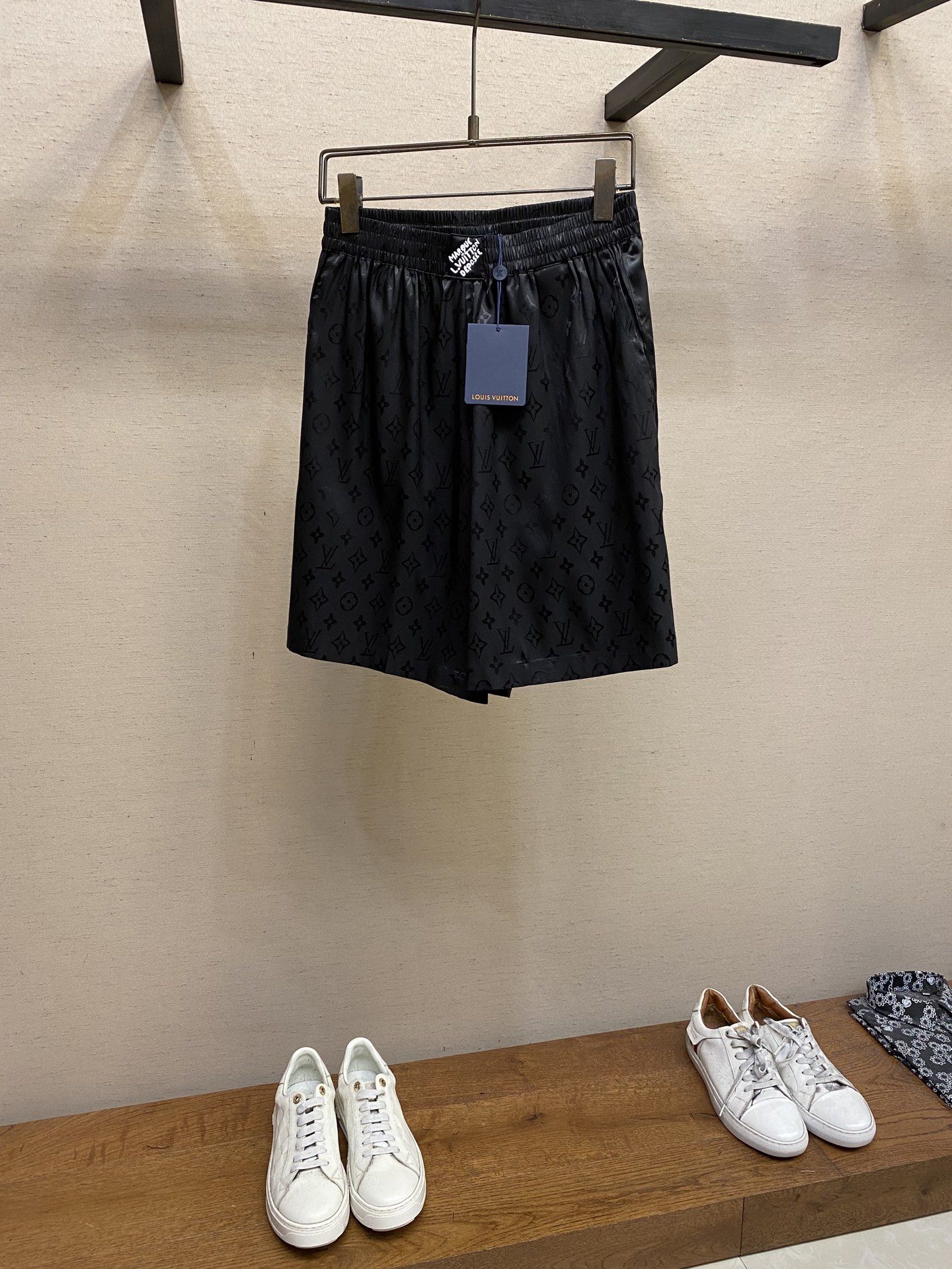 NO:845751,1V Louis Vuitton 2026FW MONOGRAM Black Warrior Corrugated Jacquard Mulberry Silk Shorts. These mulberry silk shorts are made of Monogram jacquard to present a bright corrugated texture, and are decorated with knitted ribbons on both sides of the trouser legs. They can be paired with the same short-sleeved polo shirt to create a college-style look that is suitable for day and night. Marque 1. Vuitton Deposée label rests on the elastic waist.  Recommended washing method: dry clean or machine wash separately in cold water inside out, medium temperature ironing. Sizes S-XL, Louis Vuitton, shorts, T-shirt,198609091V路易家2026FW MONOGRAM 黑武士波纹提花桑蚕丝短裤 本款桑蚕丝短裤以 Monogram 提花呈现莹亮波纹质感,再为两侧裤腿点缀针织饰带,可与同款短袖马球衫共筑日夜皆宜的学院风造型.Marque 1.Vuitton Deposée 标签栖身弹力腰部. 洗涤方式建议干洗或反面冷水单独快速机洗中温熨烫 尺码S-XL,,louis vuitton,shorts,T-shirt,,Men's clothing