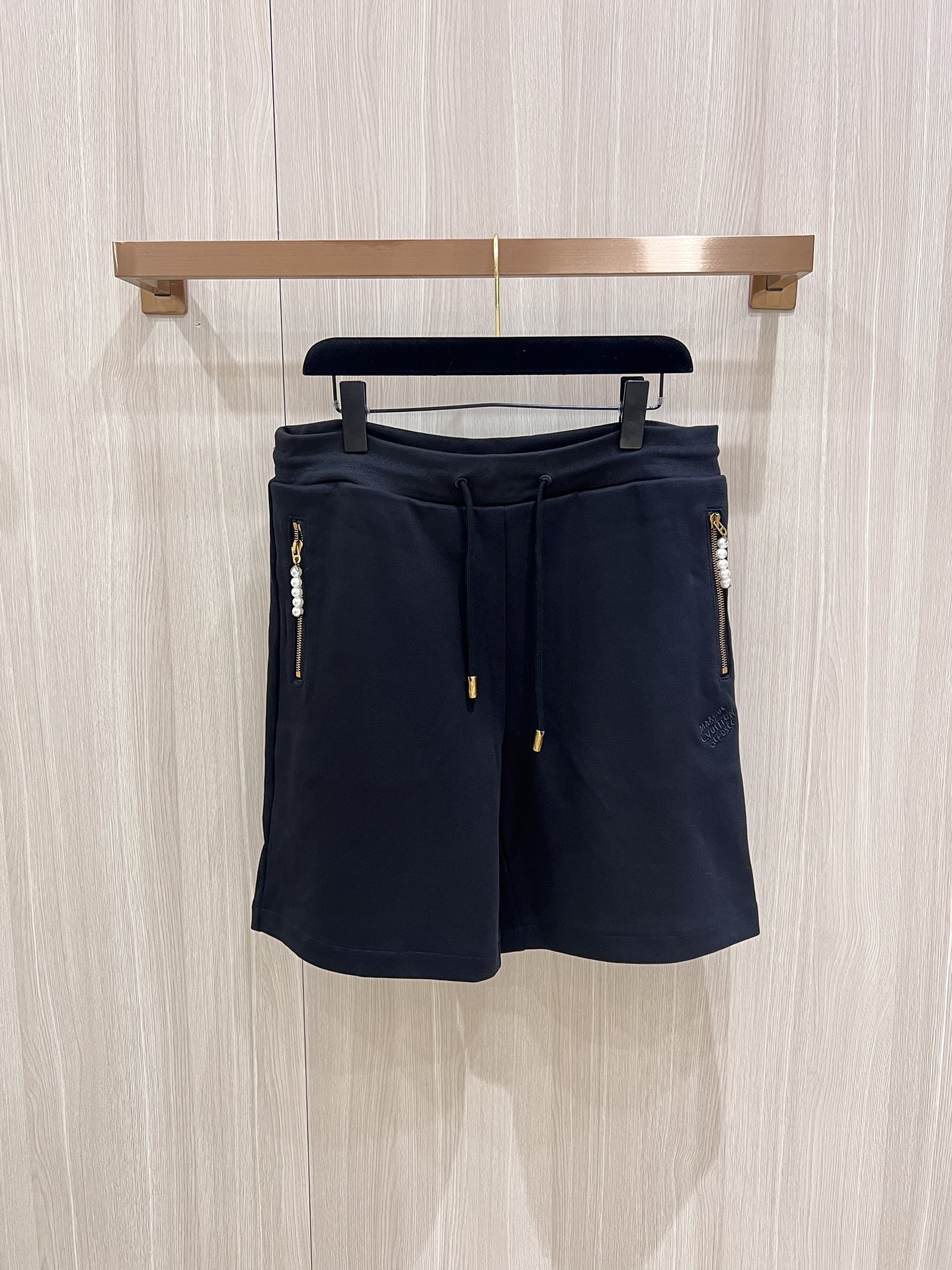 NO:845738,Louis Vuitton's new pearl pendant shorts are available for sale. Original version 42, purchase, double-sided yarn fabric, standard fit, Marque L. Uuitton deposee embroidery on the chest, hood drawstring end embellished with beads, a full set of pearl series auxiliary exclusive development equipment, chest Marque L Uuitton deposee embroidery, drawstring ends embellished with beads, zipper front with beads, Monogram floral ornaments Exclusive original development of pearl series accessories for the entire line, custom-made imported pearls of the same size and new lettering metal composition. The pearls are strung together in a certain order and regularity, and high-quality pearls are selected. The beading craftsmanship is fine, the material is safe and harmless, and the pearl beads add highlights.,, louis vuitton, shorts, hats,19860909Louis Vuitton上新珍珠吊坠短裤 现货发售 原版42,购买,双纱双面面料、标准版型、胸前呈現 Marque L. Uuitton deposee 刺绣、风帽抽绳端头点缀珠饰,全套珍珠系列辅独家开发配备 胸前 Marque L Uuitton deposee 刺绣 抽绳端头点缀珠饰、拉链前襟配有珠饰Monogram 花卉饰品 全线独家原版开发珍珠系列辅料,对版定制同尺寸进口珍珠搭配新款刻字金属组成.将珍珠按照一定的顺序和规律串在一起,选用高品质的珍珠,串珠工艺精细,材质安全无害,珍珠串珠增添亮点.,,louis vuitton,shorts,hats,,Men's clothing