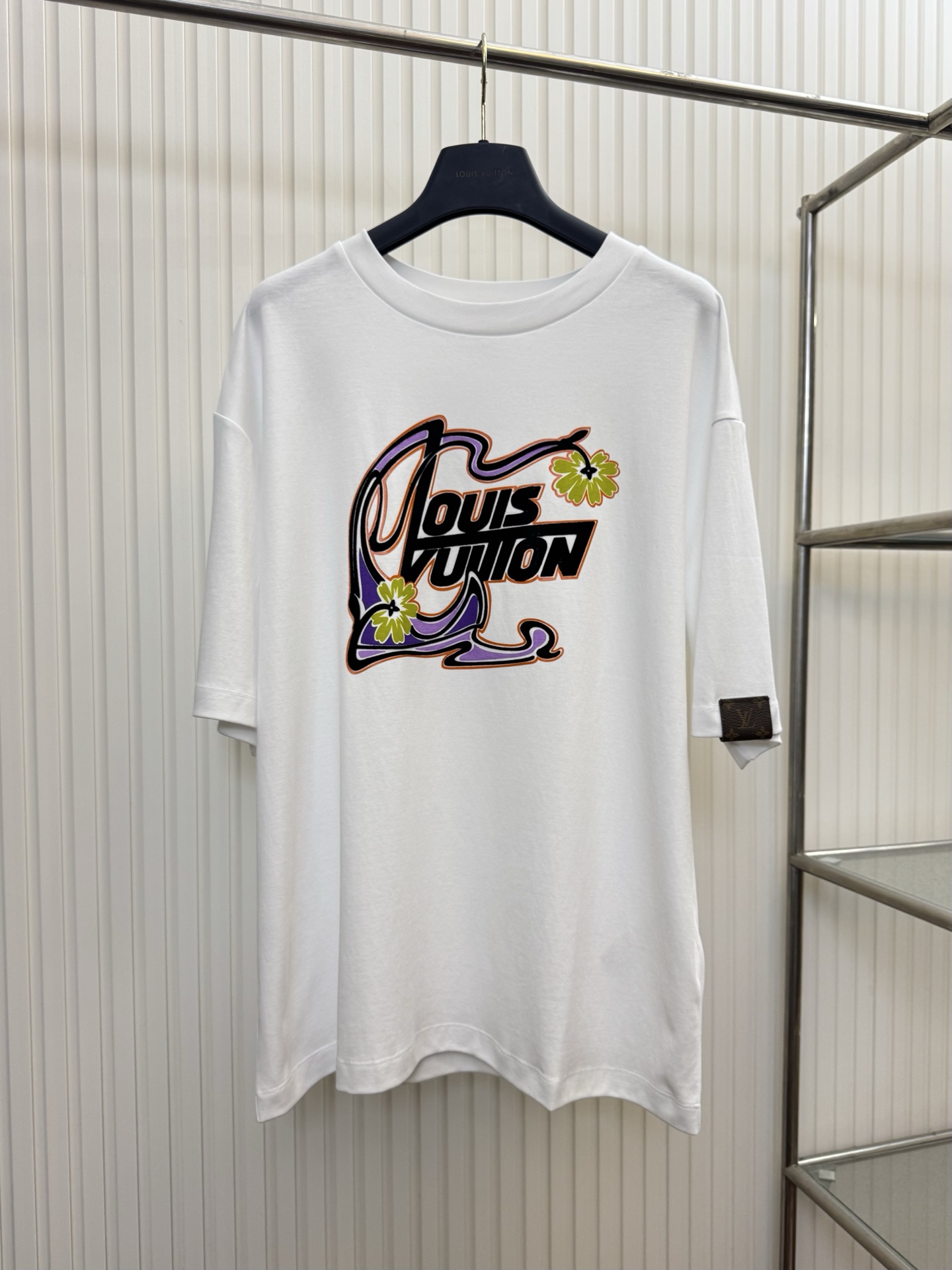 NO:845749,1v Louis letter logo artistic flocking printed short-sleeved T-shirt sizes m l,,louis vuitton,T-shirt,tees,t-shirt,198609091v 路易 字母标识艺术植绒印花短袖T恤 sizes m l,,louis vuitton,T-shirt,tees，t-shirt,,Men's clothing