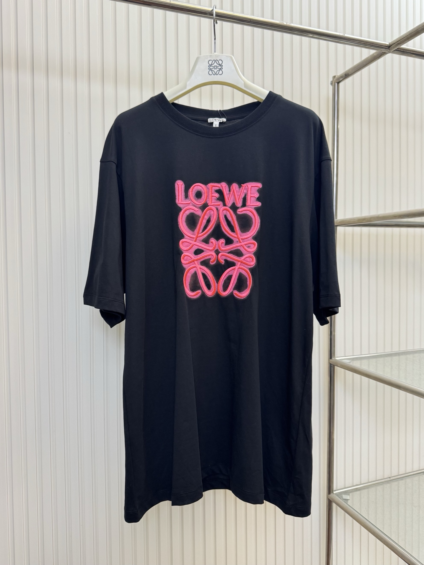 NO:845760,Loew Loewe fluorescent pink neon logo embroidered short-sleeved T-shirt sizes m l,,loewe,loewe,T-shirt,tees,t-shirt,19860909Loew 罗意威荧光粉霓虹灯标志刺绣短袖T恤 sizes m l,,loewe,loewe,T-shirt,tees，t-shirt,,Men's clothing