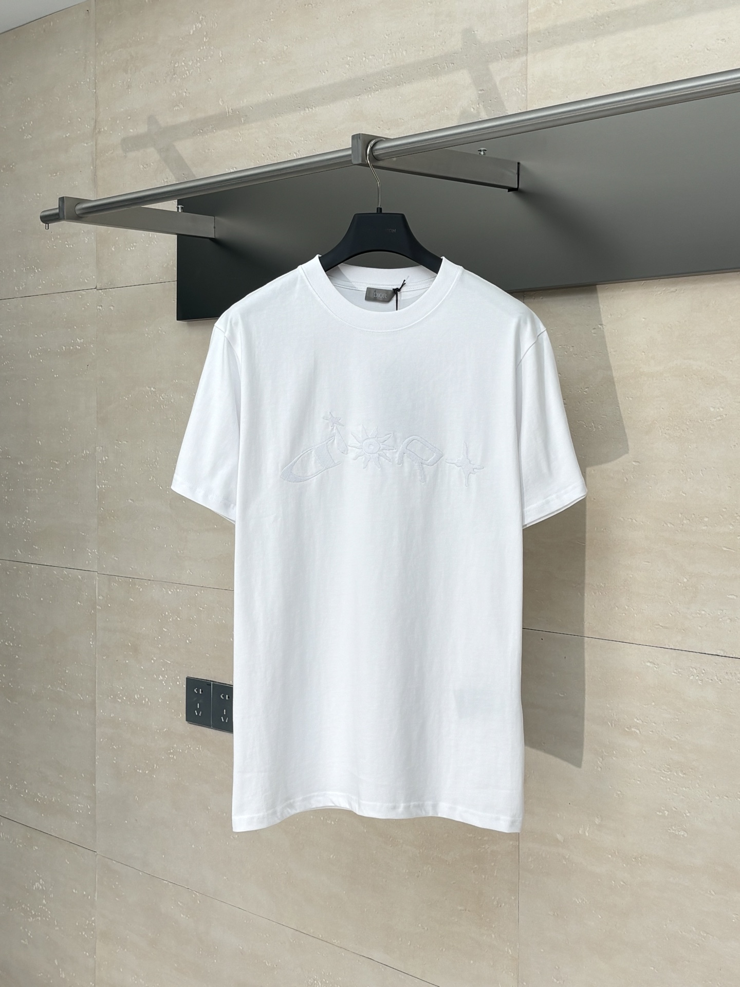 NO:845758,Dio*/Dior 26Ss new embroidered round neck letter short-sleeved T-shirt. Customized cotton material, breathable and comfortable, full of texture. Loose short-sleeved T-shirt cut to highlight the brand style. The embroidery process on the large body and chest restores the floral letters and sun pattern. m is simple and generous, and the brand’s own sense of fashion is immediately present.  SizeS/M/L/XL,,dior,dior,T-shirt,tees,t-shirt,19860909Dio*/迪奥 26Ss新款刺绣圆领字母短袖T恤 定制全棉材质,透气舒适,质感十足 宽松短袖T恤裁剪,凸显品牌格调 大身胸前刺绣工艺还原花体字母和太阳图案造型m简单大方,品牌自带的时尚感立现n随心打造减龄风格,单穿内搭都出彩时髦 SizeS/M/L/XL,,dior,dior,T-shirt,tees，t-shirt,,Men's clothing