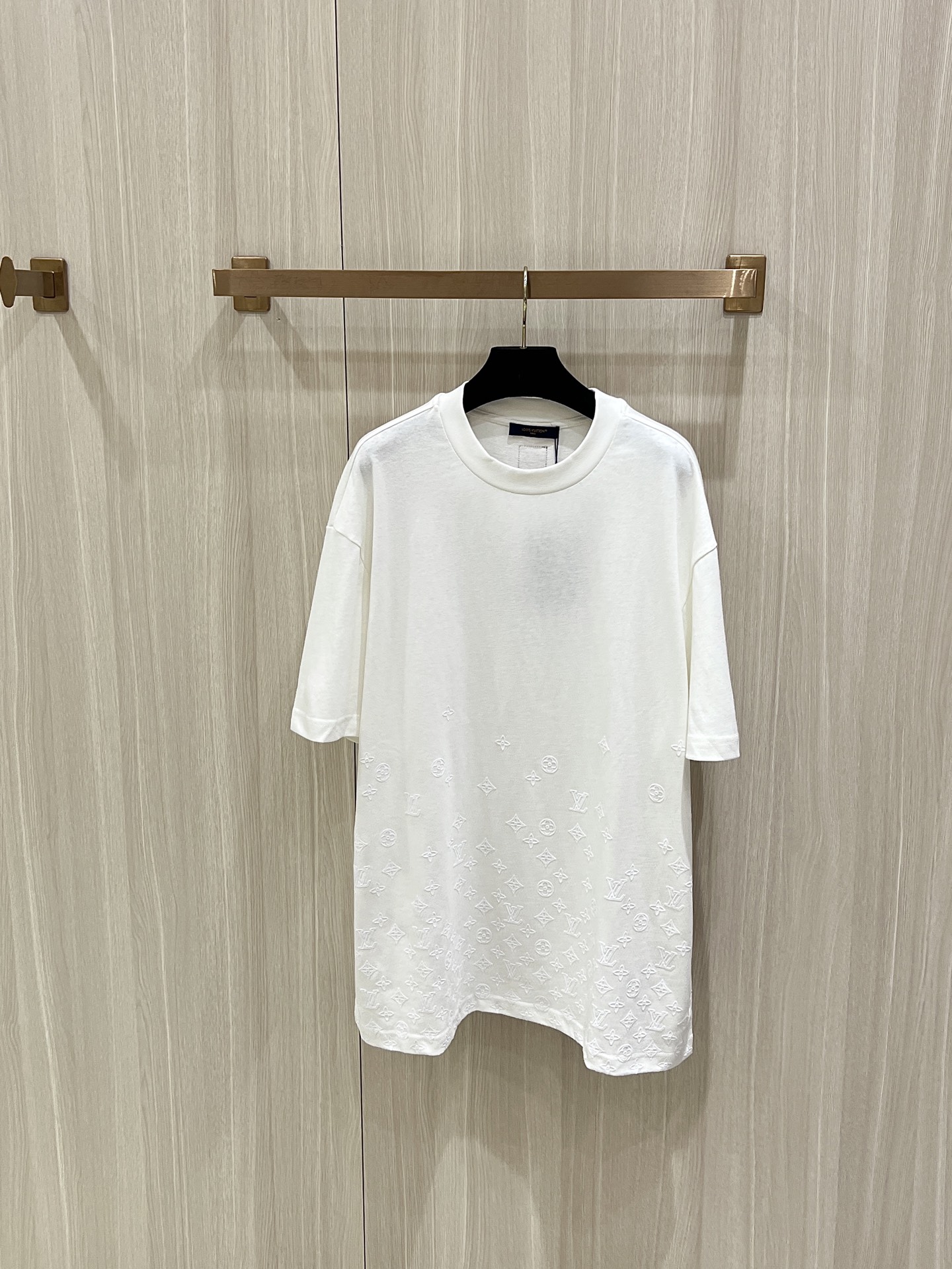 NO:845740,LouisVuitton launches new gradient positioning flocking printed short sleeves. This T-shirt is cut from a lightweight cotton knitted fabric with a classic silhouette, and the flocking pattern presents a soft texture. The brand logo is treated with the same tone and spreads quietly from the hem. The overall style is timeless and elegant, subtly adding style to daily casual looks.,, louis vuitton, T-shirt, tees, t-shirt,19860909LouisVuitton上新 渐变定位植绒印花短袖 本款T恤以轻盈棉质针织面料裁出经典廓形,再借植绒图案呈现柔和肌理.品牌标识经由同色调工艺处理,自下摆悄然铺展弥漫.整体风格隽永雅致,为日常休闲造型巧妙添注格调.,,louis vuitton,T-shirt,tees，t-shirt,,Men's clothing