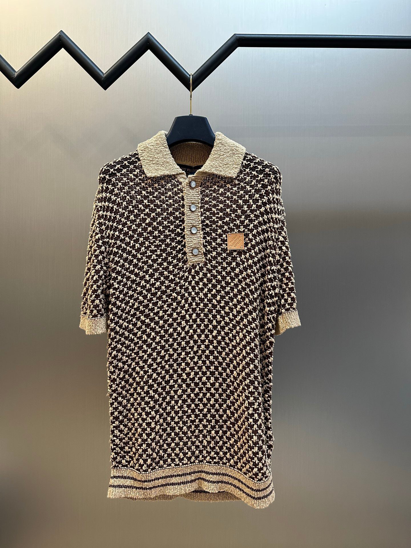 NO:845746,Lu Bean yarn knitted sweater short sleeves. Textured mesh knitting technology makes this elegant polo shirt unique from the 26 spring and summer series. Lightweight cotton fabric with interlaced spots, decorated with VVN cow leather Marque L.Vuitton Déposée patch on the chest, and pearlescent texture buttons on the front. sizes m l,,sweaters,T-shirt,cowhide,19860909Lu 豆豆纱编织毛衣短袖 纹理感网眼针织工艺让本款出自26春夏系列,优雅Polo衫别具一格.斑点交织的轻盈棉质面料,胸前饰以VVN牛皮革Marque L.Vuitton Déposée贴片,前襟配以珠光质感纽扣. sizes m l,,sweaters,T-shirt,cowhide,,Men's clothing