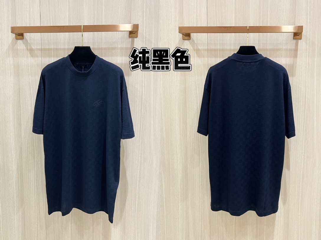 NO:845750,Color: Pure black Louis Vuitton's new DAMIER piqué short sleeves. Original purchase; piqué jacquard fabric, standard fit, full Damier jacquard pique, chest Marque L.Uuitton déposée embroidery, full Damier jacquard pique, chest Marque L Uuitton deposee embroidered lapel, letter size spacing effect is consistent.  Positioning and pattern cutting and sewing. During the cutting process, it is necessary to ensure that the pattern or texture of each piece can perfectly match other cuts. Through pattern cutting, the checkerboard pattern of ready-made garments appears neatly arranged.,, louis vuitton, T-shirt,19860909颜色: 纯黑色 Louis Vuitton上新DAMIER珠地格短袖 原版购买；珠地提花面料、标准版型、全幅 Damier 提花珠地、胸前 Marque L.Uuitton déposée 刺绣 全幅 Damier 提花珠地,胸前 Marque L Uuitton deposee 刺绣翻领,字母尺寸间距效果一致. 定位对花裁剪缝纫,在剪裁过程中,需要保证每一片裁片的图案或纹理都能够与其他裁片完美匹配.通过对花剪裁,成衣棋盘格呈现整齐排序.,,louis vuitton,T-shirt,,Men's clothing