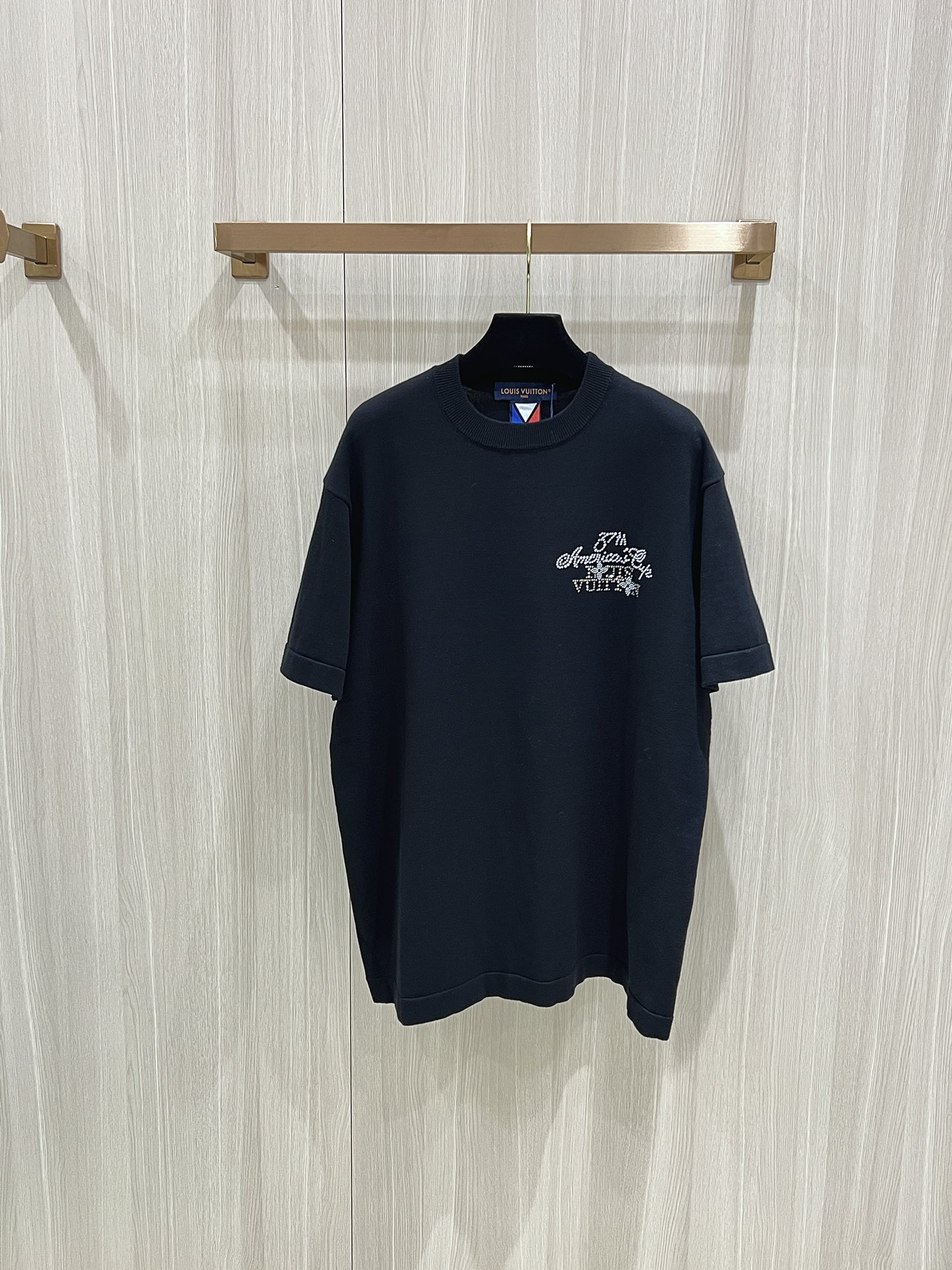 NO:845754,LouisVuitton launches new America's Cup rhinestone and pearl embroidered knitted short-sleeves. This crew-neck shirt is made of fine cotton, with resin beads and imitation crystals to trace the 1V Cup logo on the chest, subtly paying tribute to Louis Vuitton's 37th America's Cup. The Gaston embroidered label on the back adds dynamic vitality.  Woolen short-sleeves made of high-viscosity cotton have the comfort and breathability of cotton, and have a strong drape. The addition of high-count cotton ensures the breathability of the fabric, which can quickly absorb and dissipate sweat, keep the body dry and avoid stuffiness, and is suitable for summer wear.,, louis vuitton, louis vuitton, T-shirt,19860909LouisVuitton上新 美洲杯水钻珍珠刺绣针织短袖 本款圆领衫取材细腻棉料,以树脂珠饰和仿水晶描摹胸前 1V Cup 标识,巧妙致意路易威登第 37届美洲杯帆船赛.后部 Gaston 刺绣标签再添动感活力. 高粘棉材质的毛织短袖具有棉质的舒适性和透气性,具有较强的垂感.高支棉的加入,确保了面料的透气性,能够快速吸收并散发汗水,保持身体干爽避免闷热感,适合夏季穿着.,,louis vuitton,louis vuitton,T-shirt,,Men's clothing