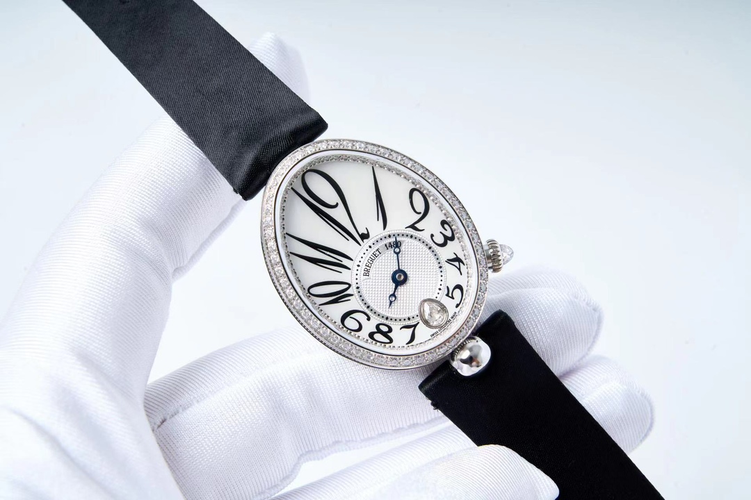 NO:143817,Juan Ribbon, Crocodile Skin, Full Diamond   TOP launched 10.1mm, authentic scale. The strongest replica female watch in history - the Breguet Queen of Naples series made a stunning debut, correcting all the shortcomings of the market version, noble and elegant, showing the queen's style!  [Case] ​​The sizes of the watch are medium size 36.5x28.5x10.1 mm respectively. The oval case is elegant and atmospheric, with coin patterns on the outer edge of the case. A total of 117 Swarovski crystals (about 0.99 carats) are inlaid around the bezel and case. A pear-shaped crystal (about 0.26 carats) are inlaid on the crown. [Excellent details] 1. Consistent with the original, the back of the case is marked with precious metal logos, and the effect is clear and neat, highlighting the watch's grade. 2. Dome glass, from the side, not only has a fisheye effect, but also reflects the brilliant light brought by diamonds, which further shows the noble bloodline of the watch.  3. In order to achieve the quality of the original K gold, the weight of the internal structure of the case was debugged to make the weight exactly the same as the original. [Watch strap] silk (lambskin wrapped in silk) strap as gentle as the skin, and the Breguet folding buckle is elegant and exquisite. [Movement] Customized Breguet. 537/3 core, strict QC throughout the process, accurate and stable performance, dignified and beautiful appearance. Dignified and beautiful noble and elegant, breguet, sheepskin, crocodile skin19860909娟丝带.鳄鱼皮.满钻＋ TOP推出10.1mm,正品尺度.史上最强复刻女表——宝玑那不勒斯皇后系列惊艳登场,修正市场版本的所有不足,高贵典雅,尽显女王风范！【表壳】腕表尺寸分别为中号36.5x28.5x10.1毫米 鹅卵形表壳高雅大气,表壳外缘饰有钱币纹.表圈和表壳周围镶嵌共117颗施华洛水晶（约0.99克拉）.表冠处镶有一颗梨形晶石（约0.26克拉）【精彩细节】 1.与原装吻合,在表壳背部均打有贵金属标识,效果清晰工整,彰显腕表档次.2.穹面玻璃,从侧面看不仅有鱼眼效果,还能折射钻石带来的璀璨光芒,更显腕表高贵血统. 3.为了达到原装K金质量的手感,调试了表壳内部结构的配重,做到重量与原版如出一辙.【表带】绢丝（小羊皮包裹丝绸）表带如肌肤般温柔,宝玑式折叠表扣秀雅精巧.【机芯】定制版宝玑.537/3型芯,全程严格QC,性能精准稳定,外观端庄秀丽. 端庄秀丽 高贵典雅,,breguet,sheepskin,crocodile skin,Watch