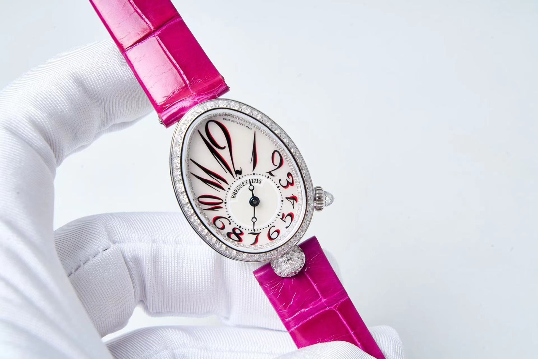 NO:143708,Juan Ribbon, Crocodile Skin, Full Diamond   TOP launched 10.1mm, authentic scale. The strongest replica female watch in history - the Breguet Queen of Naples series made a stunning debut, correcting all the shortcomings of the market version, noble and elegant, showing the queen's style!  [Case] ​​The sizes of the watch are medium size 36.5x28.5x10.1 mm respectively. The oval case is elegant and atmospheric, with coin patterns on the outer edge of the case. A total of 117 Swarovski crystals (about 0.99 carats) are inlaid around the bezel and case. A pear-shaped crystal (about 0.26 carats) are inlaid on the crown. [Excellent details] 1. Consistent with the original, the back of the case is marked with precious metal logos, and the effect is clear and neat, highlighting the watch's grade. 2. Dome glass, from the side, not only has a fisheye effect, but also reflects the brilliant light brought by diamonds, which further shows the noble bloodline of the watch.  3. In order to achieve the quality of the original K gold, the weight of the internal structure of the case was debugged to make the weight exactly the same as the original. [Watch strap] silk (lambskin wrapped in silk) strap as gentle as the skin, and the Breguet folding buckle is elegant and exquisite. [Movement] Customized Breguet. 537/3 core, strict QC throughout the process, accurate and stable performance, dignified and beautiful appearance. Dignified and beautiful noble and elegant, breguet, sheepskin, crocodile skin19860909娟丝带.鳄鱼皮.满钻＋ TOP推出10.1mm,正品尺度.史上最强复刻女表——宝玑那不勒斯皇后系列惊艳登场,修正市场版本的所有不足,高贵典雅,尽显女王风范！【表壳】腕表尺寸分别为中号36.5x28.5x10.1毫米 鹅卵形表壳高雅大气,表壳外缘饰有钱币纹.表圈和表壳周围镶嵌共117颗施华洛水晶（约0.99克拉）.表冠处镶有一颗梨形晶石（约0.26克拉）【精彩细节】 1.与原装吻合,在表壳背部均打有贵金属标识,效果清晰工整,彰显腕表档次.2.穹面玻璃,从侧面看不仅有鱼眼效果,还能折射钻石带来的璀璨光芒,更显腕表高贵血统. 3.为了达到原装K金质量的手感,调试了表壳内部结构的配重,做到重量与原版如出一辙.【表带】绢丝（小羊皮包裹丝绸）表带如肌肤般温柔,宝玑式折叠表扣秀雅精巧.【机芯】定制版宝玑.537/3型芯,全程严格QC,性能精准稳定,外观端庄秀丽. 端庄秀丽 高贵典雅,,breguet,sheepskin,crocodile skin,Watch