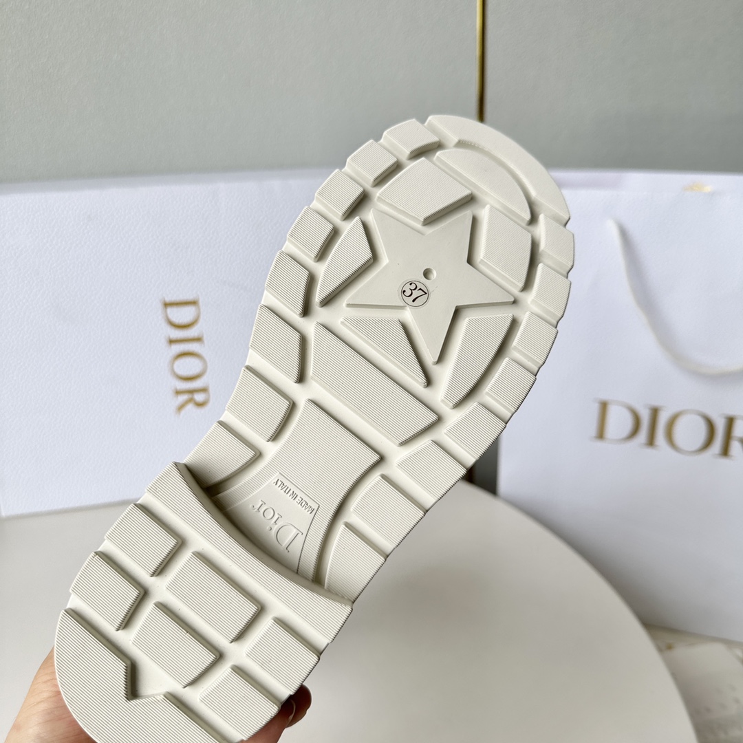 Dior迪奥23年早春新款CD扣厚底短靴正码:35-41