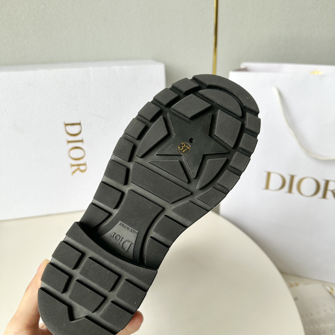 Dior迪奥23年早春新款CD扣厚底短靴正码:35-41