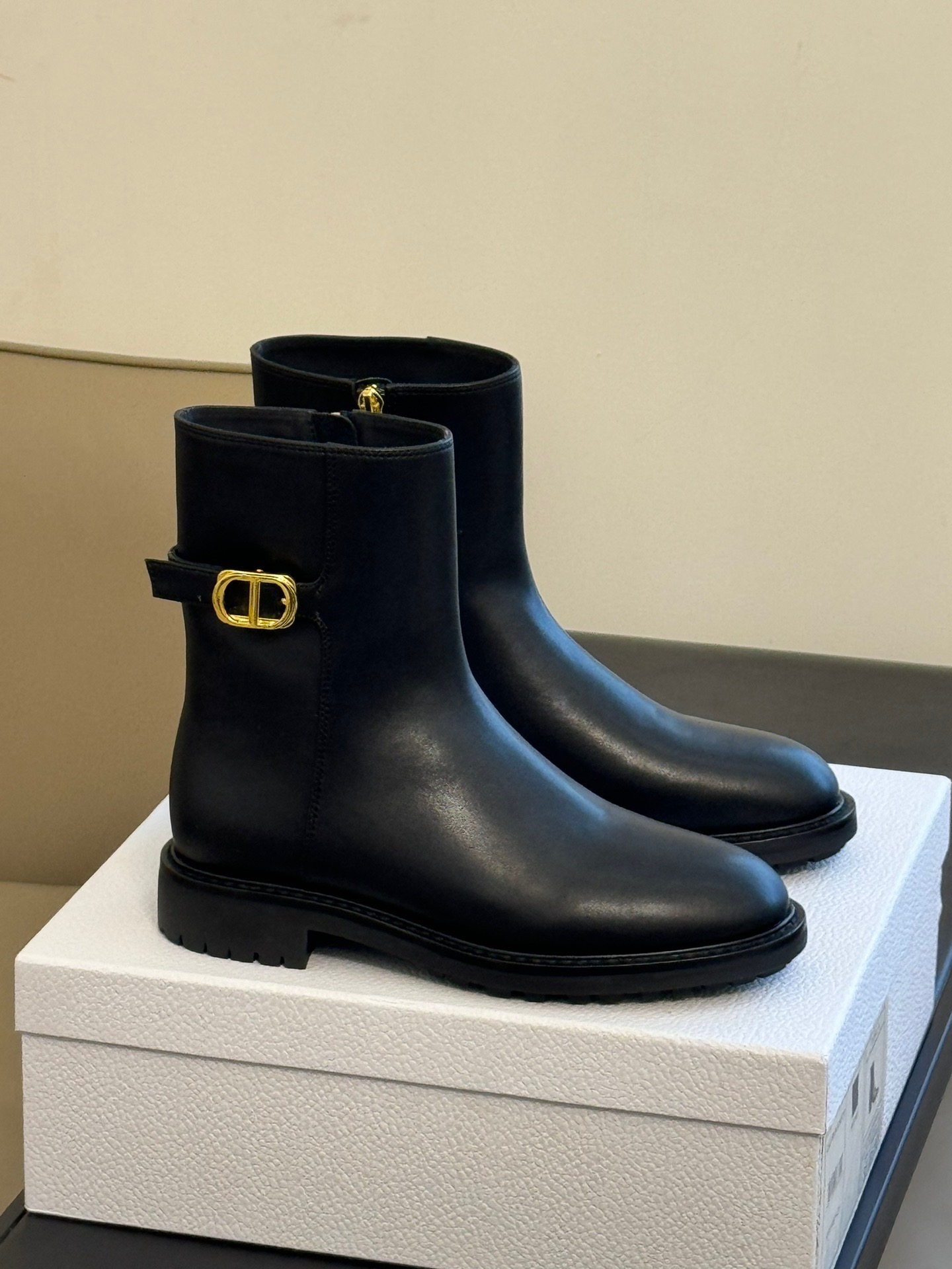 Diorrfw23newarrivalcd家2023秋冬CD扣短靴新品简单cd五金扣件点缀精致简约小牛皮