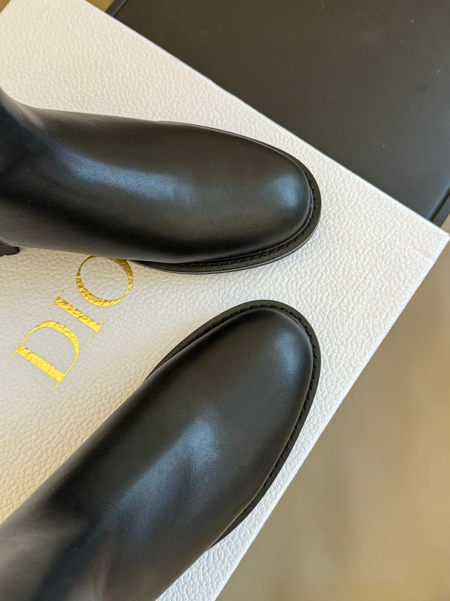 Diorrfw23newarrivalcd家2023秋冬CD扣短靴新品简单cd五金扣件点缀精致简约小牛皮