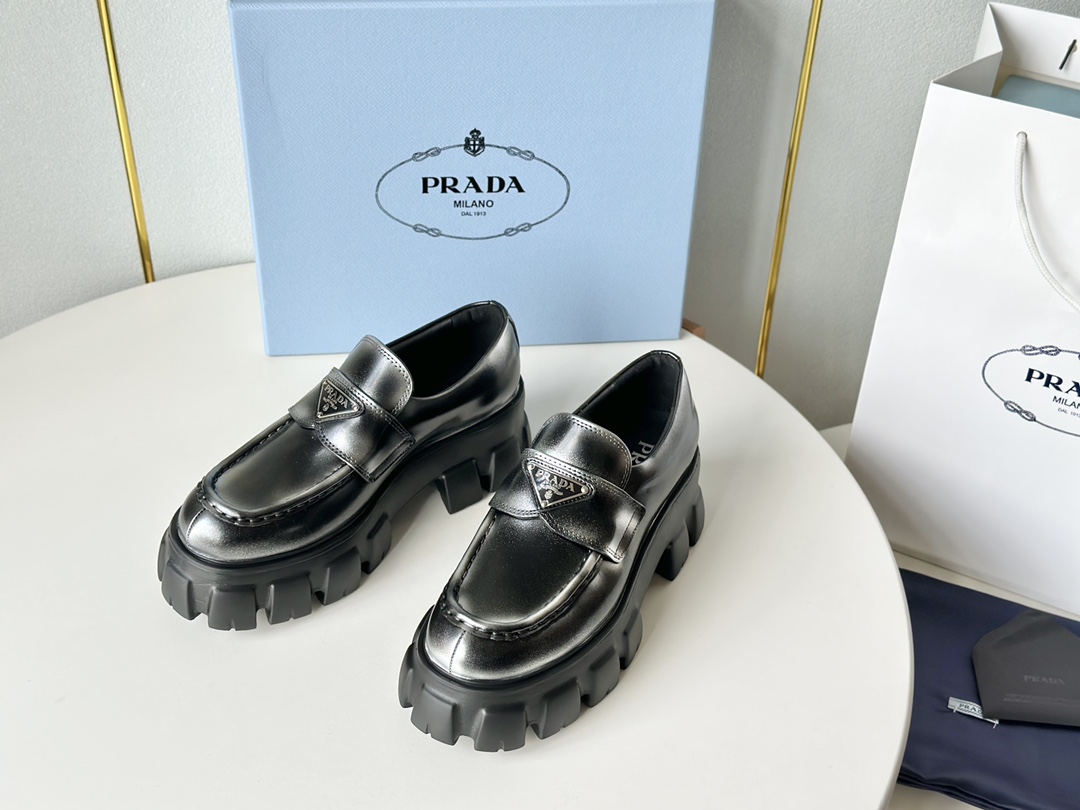 Prad*a23newarrivalP家2023春夏擦色系列乐福鞋！这个看上去是黑色的但其实它是银黑色的