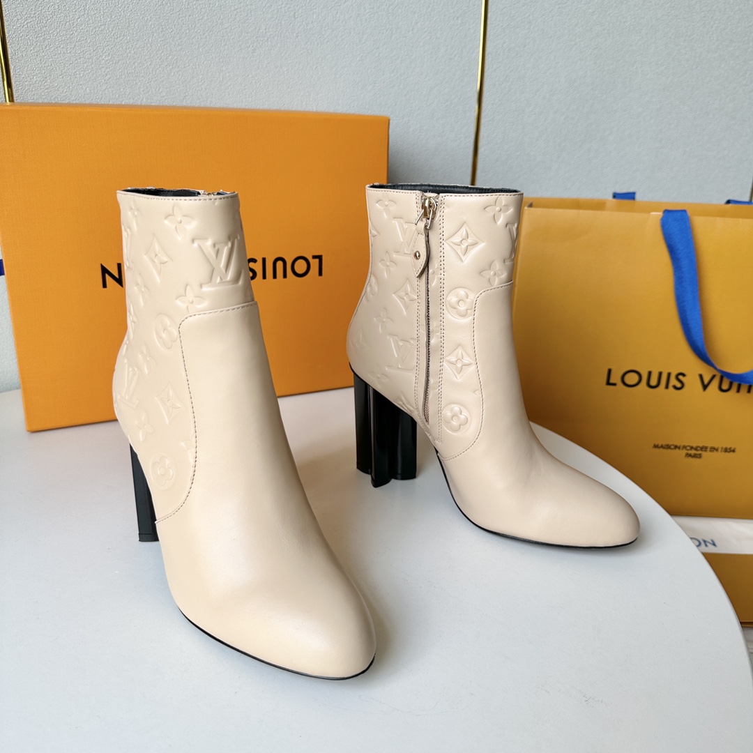 L️驴家LouisVuitton023年冬季新款四叶草异形跟高跟裸靴跟高:10cm牛皮压经典暗花别样美真