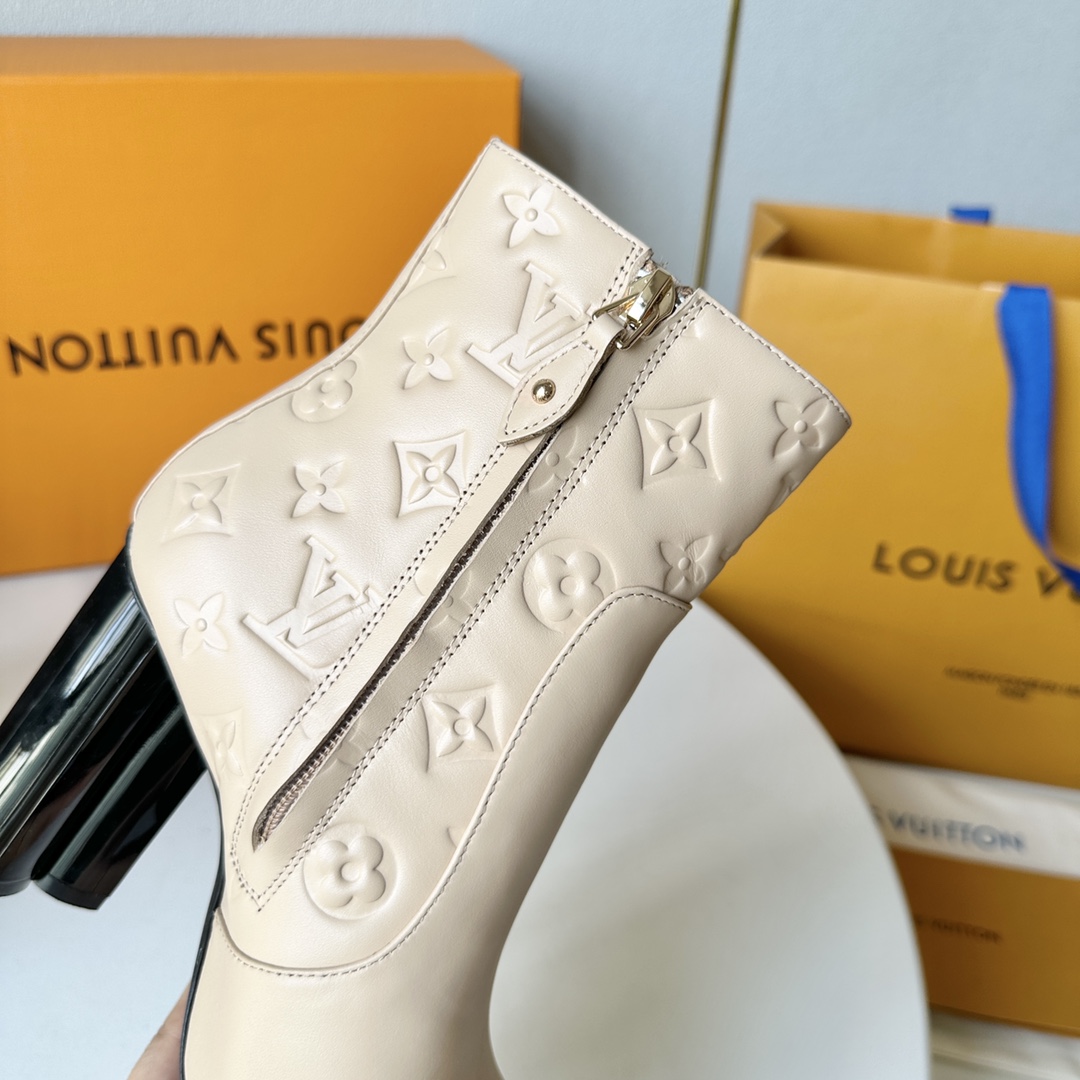 L️驴家LouisVuitton023年冬季新款四叶草异形跟高跟裸靴跟高:10cm牛皮压经典暗花别样美真