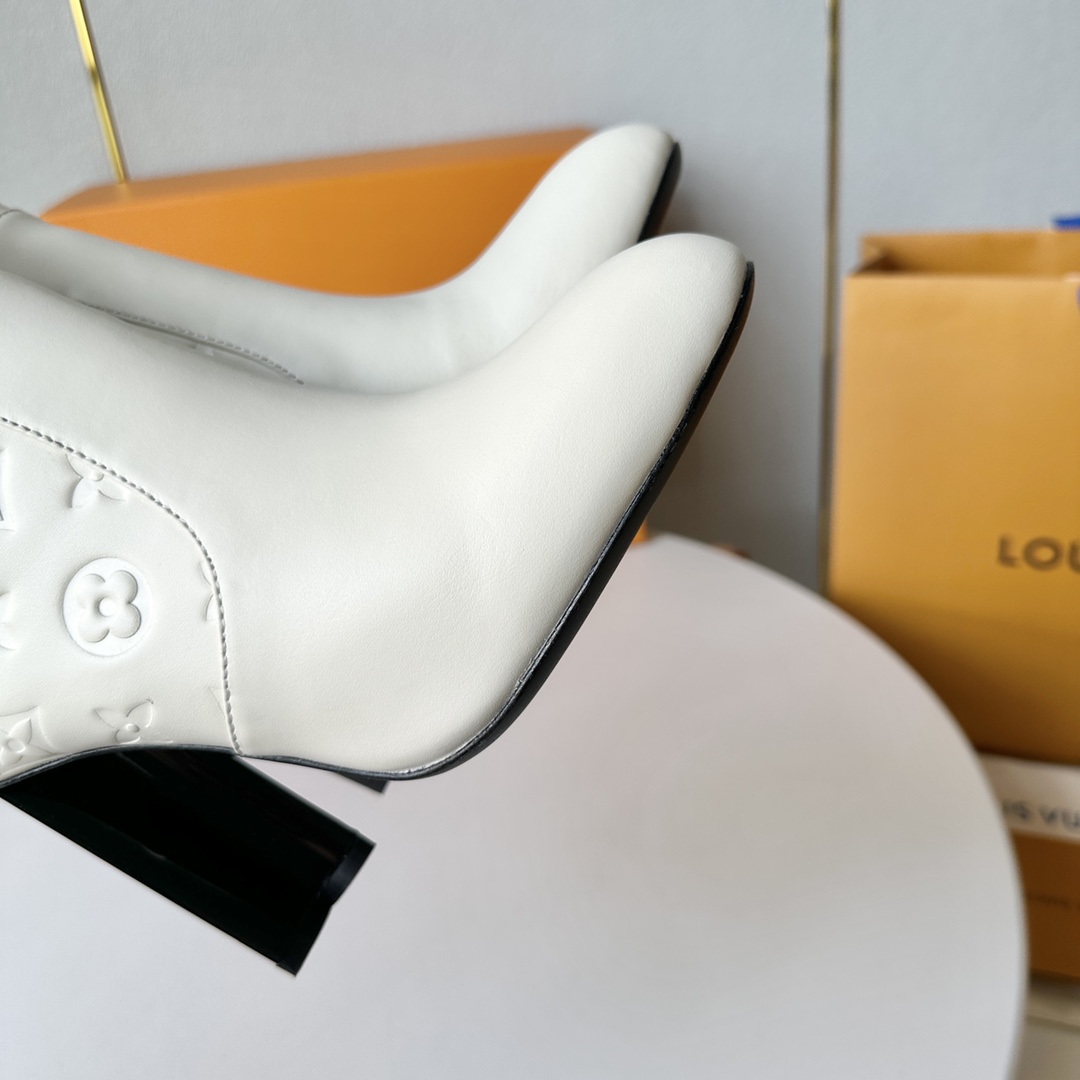 L️驴家LouisVuitton023年冬季新款四叶草异形跟高跟裸靴跟高:10cm牛皮压经典暗花别样美真