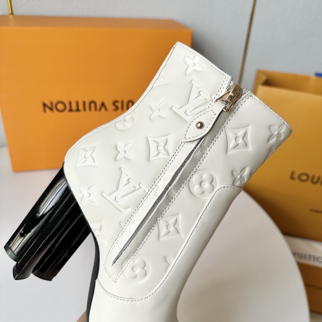 L️驴家LouisVuitton023年冬季新款四叶草异形跟高跟裸靴跟高:10cm牛皮压经典暗花别样美真