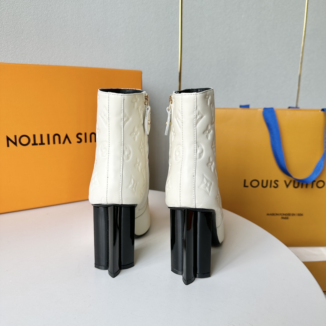 L️驴家LouisVuitton023年冬季新款四叶草异形跟高跟裸靴跟高:10cm牛皮压经典暗花别样美真