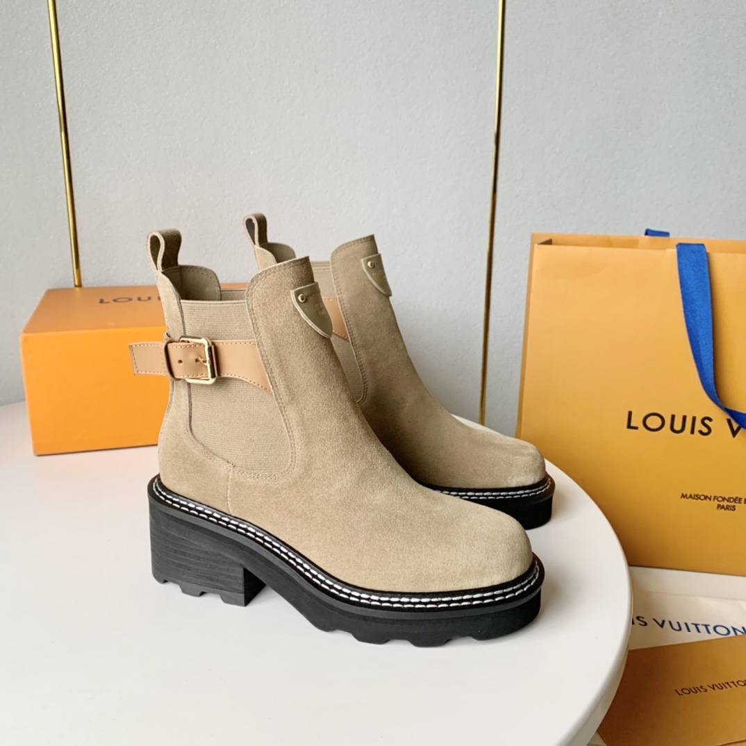 NO:545912,LV donkey brand autumn and winter new Beaubourg series thick-soled short boots Ankle boots show the soft texture of silk in suede leather, integrating thick heels and light miniature outsoles for easy-to-wear design. The elastic side circumference continues the classic elements of Chelsea boots, the details of the band tell the inspiration of the ready-to-wear series, and the leather label imprints the Louis Vuitton logo. Correct code: 35-39 Custom made 40, boots, louis vuitton, louis vuitton, louis vuitton, boots, cowhide19860909LV驴牌秋冬新款 Beaubourg 系列厚底短靴子 踝靴以绒面牛皮革彰显丝软质感,为易于穿脱的设计融入厚实鞋跟和轻盈微型外底.弹力侧围延续切尔西靴的经典元素,饰带细节讲述成衣系列的灵感启发,皮革标签压印路易威登标识. 正码:35-39订做40,靴子,louis vuitton,louis vuitton,louis vuitton,boots,cowhide,Women's Shoes