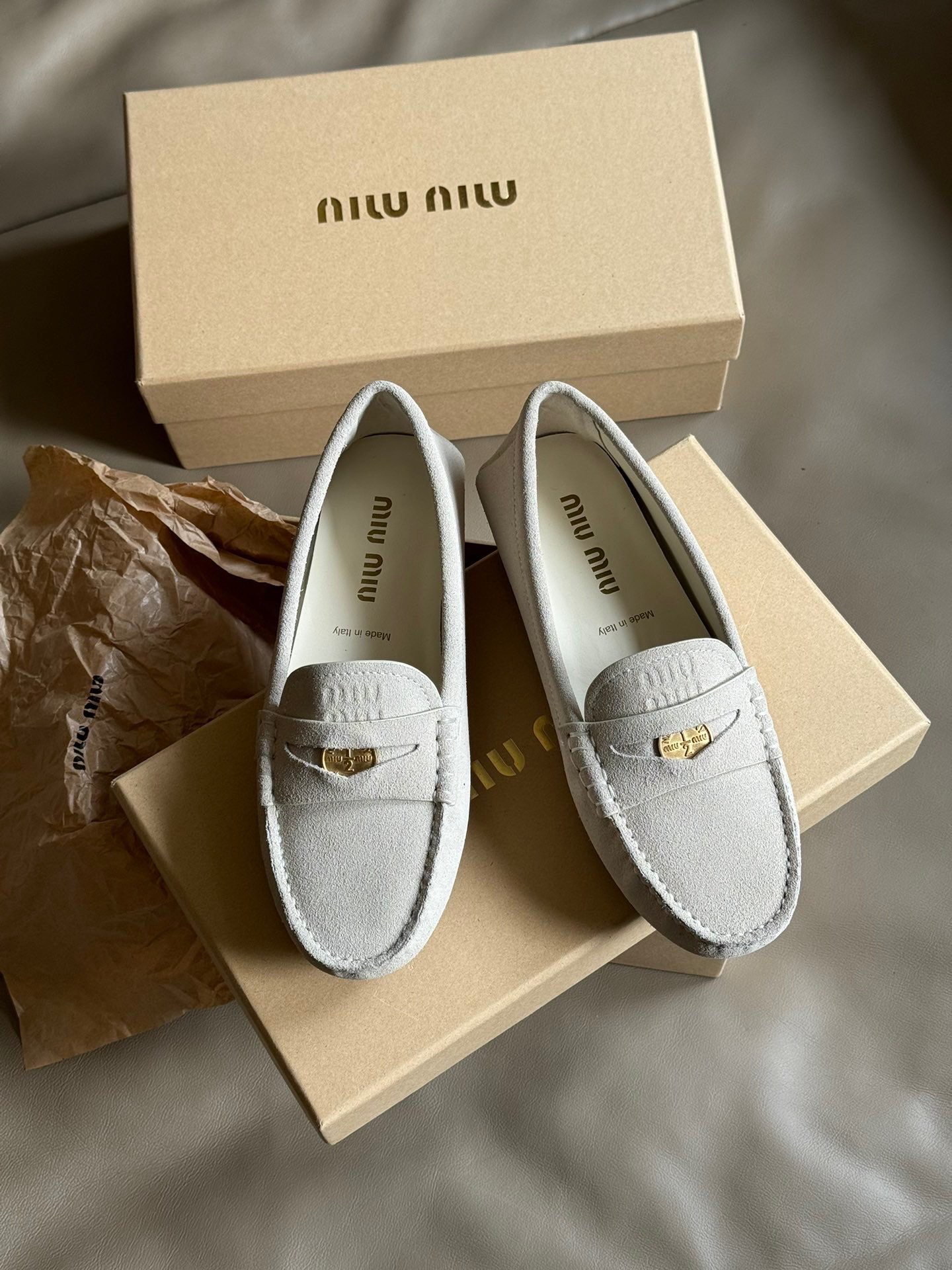 miumiuss24newarrivalmiu24春夏豆豆鞋原版灰白色37/1拆卸copy越简单的鞋子要