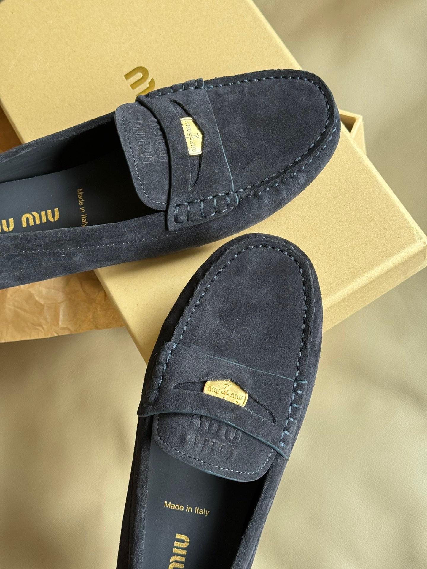 miumiuss24newarrivalmiu24春夏豆豆鞋原版灰白色37/1拆卸copy越简单的鞋子要