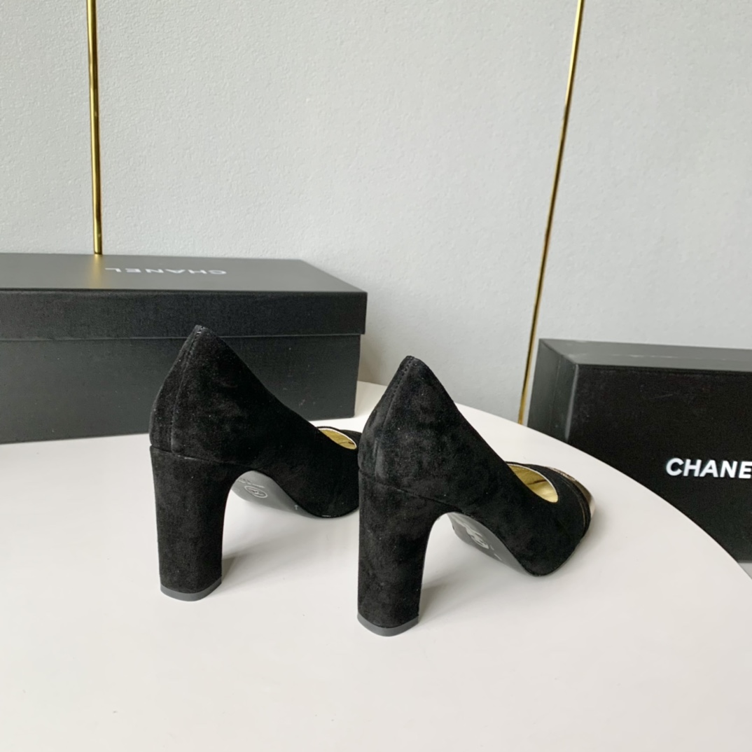 Chane小香家24年新款拼色方头粗跟高跟鞋金属皮与麂皮完美拼接设计气质拉满跟高:4cm8.5cm尺码: