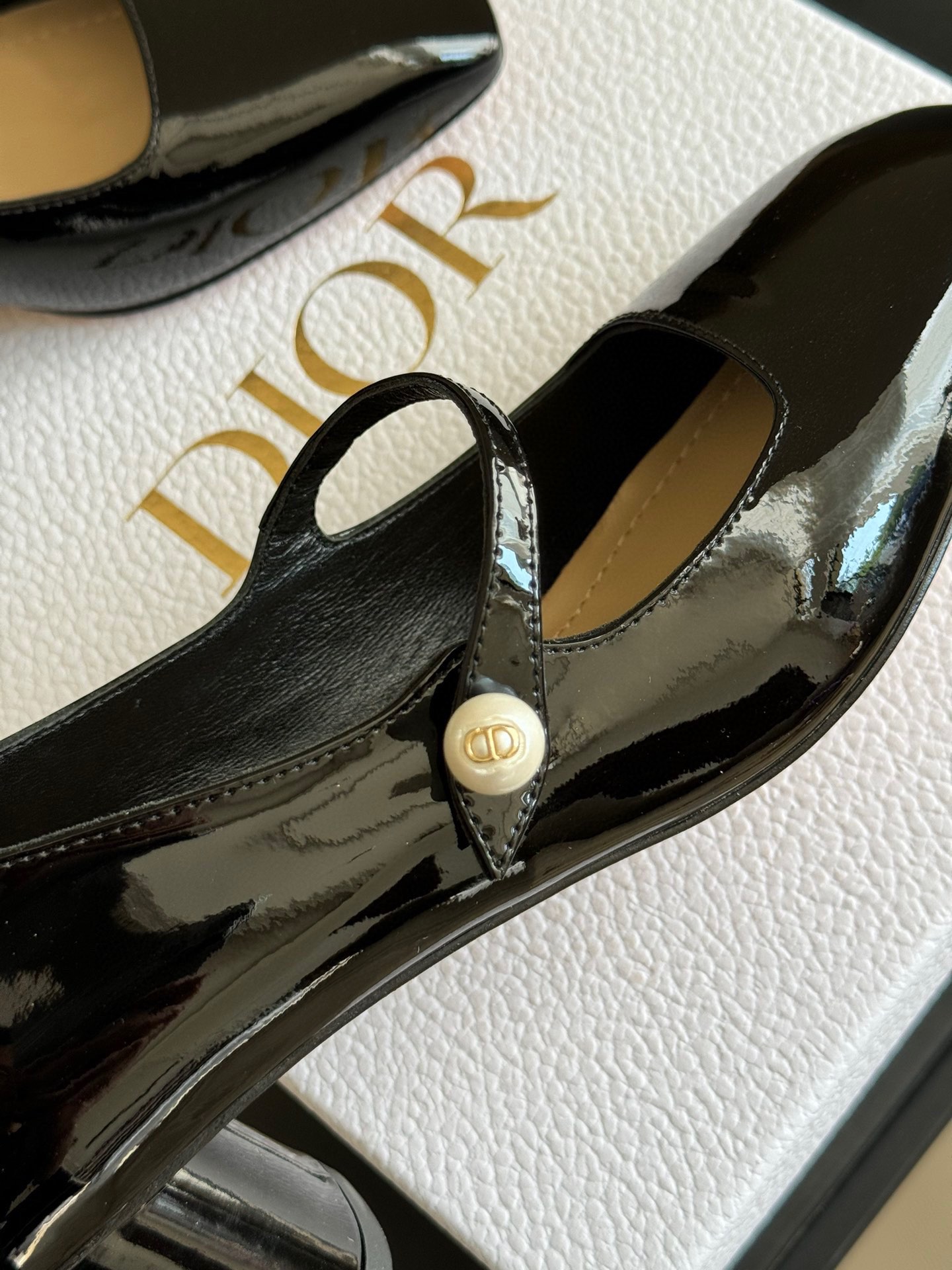 DiorCD珍珠扣玛丽珍粗跟单鞋牛漆皮+羊皮内里+真皮底正码:35-39️订做34.40.41