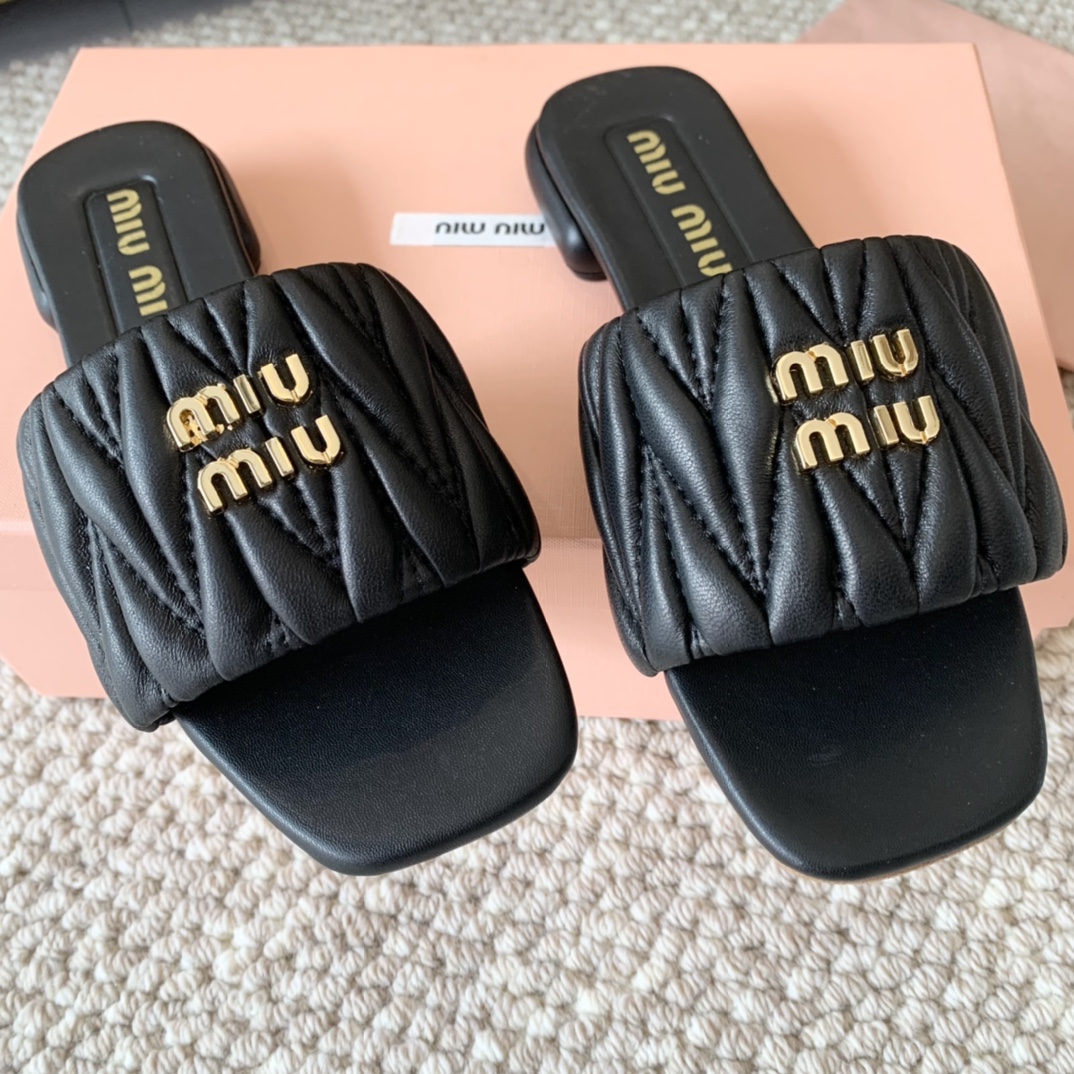 miumiu缪缪新款褶皱小羊皮凉拖鞋金属字母扣夹趾平底拖鞋小羊皮全包+真皮底正码:35-39️订做40.