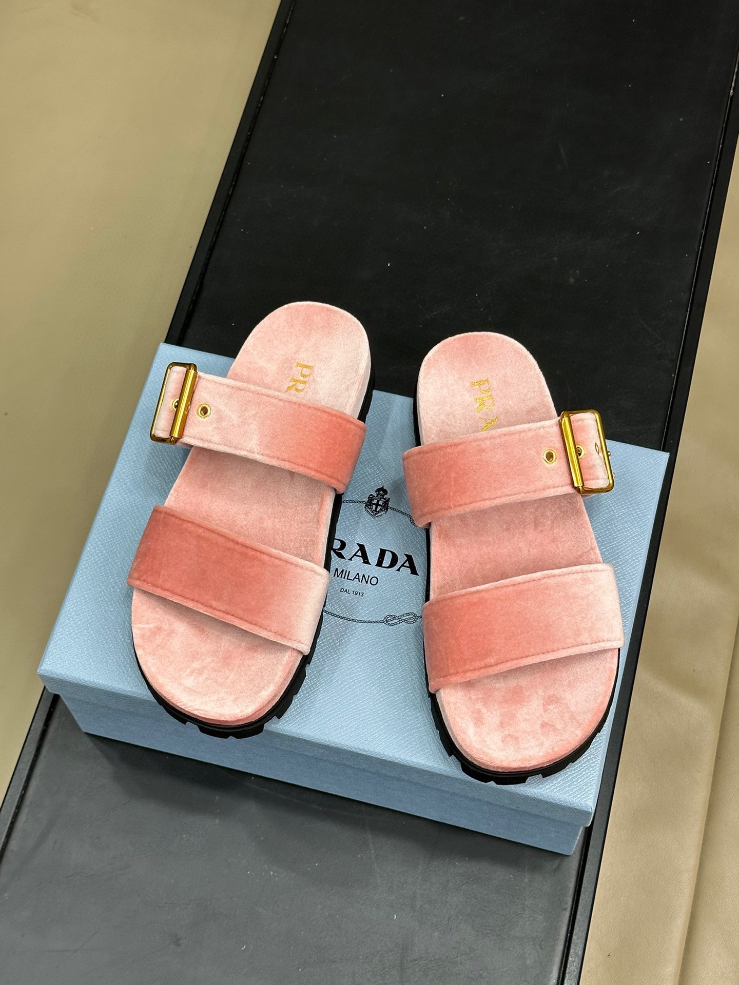 pradass24newarrivalp家24春夏丝绒凉鞋新品自带灵动光泽的丝绒面料很高级呀鞋床大底且有