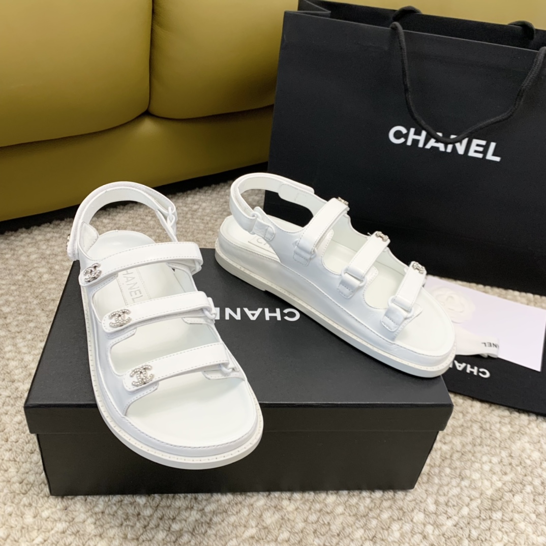 顶级品chanelss24newarrival小香水钻扣沙滩凉鞋系列新品三条带子设计很是别致眼前一亮的感