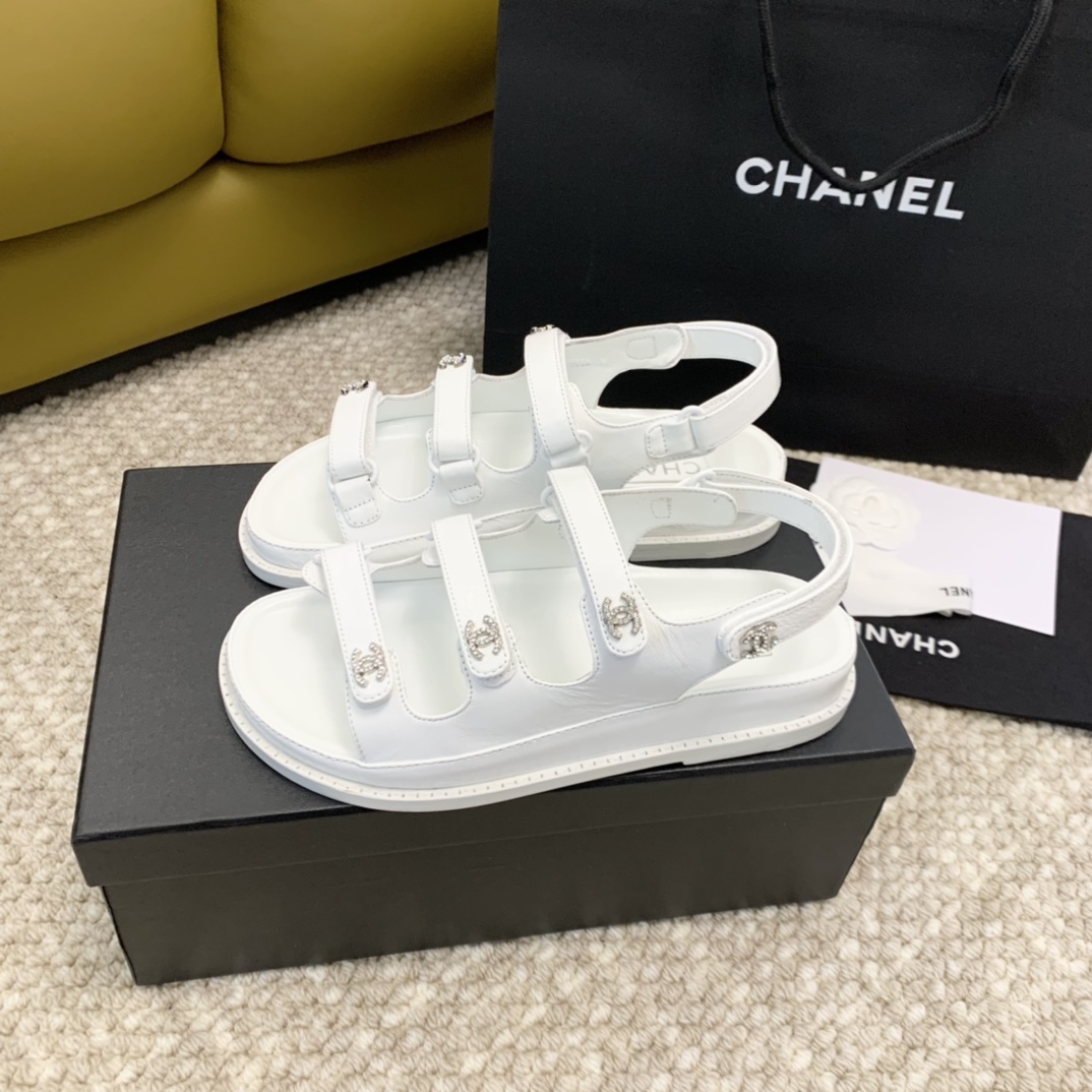 顶级品chanelss24newarrival小香水钻扣沙滩凉鞋系列新品三条带子设计很是别致眼前一亮的感