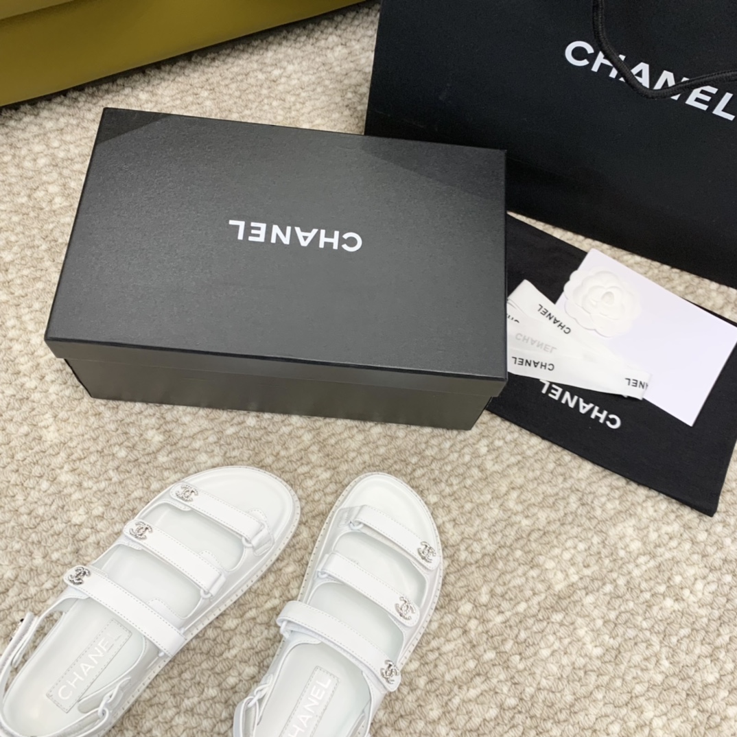 顶级品chanelss24newarrival小香水钻扣沙滩凉鞋系列新品三条带子设计很是别致眼前一亮的感