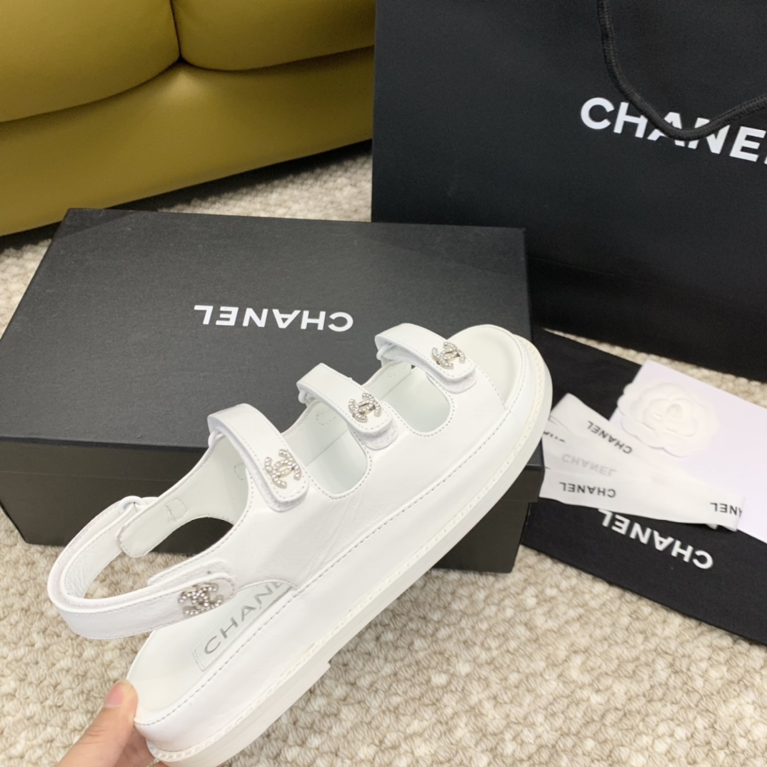 顶级品chanelss24newarrival小香水钻扣沙滩凉鞋系列新品三条带子设计很是别致眼前一亮的感