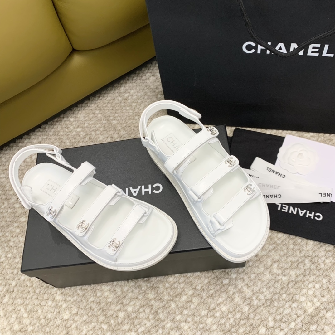 顶级品chanelss24newarrival小香水钻扣沙滩凉鞋系列新品三条带子设计很是别致眼前一亮的感