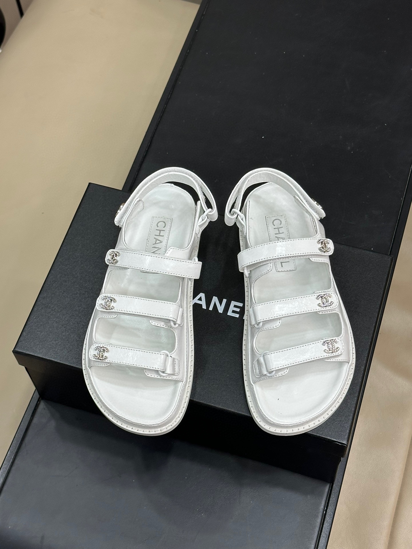 chanelss24newarrival小香水钻扣沙滩凉鞋系列新品三条带子设计很是别致眼前一亮的感觉油蜡