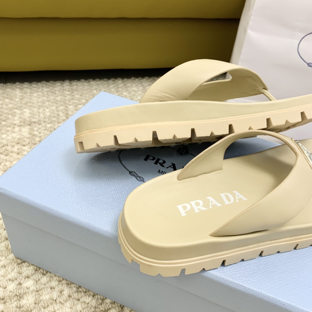 pradass24newarrivalp家24春夏夹趾凉鞋三角标点缀精致好看鞋床大底且有一定厚度全牛皮材