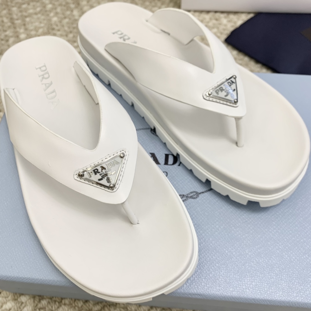 pradass24newarrivalp家24春夏夹趾凉鞋三角标点缀精致好看鞋床大底且有一定厚度全牛皮材