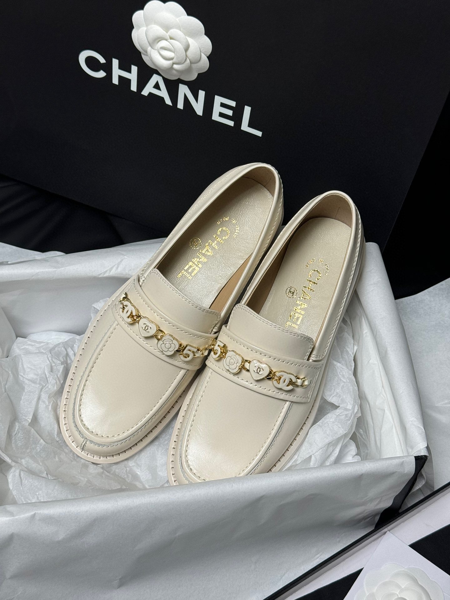 代购版chanelss24newarrival小香24a乐福鞋新品油蜡牛皮带来无与伦比的质感经典版型搭配