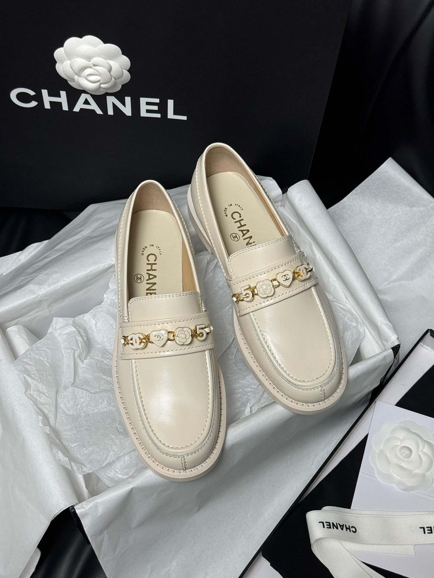 代购版chanelss24newarrival小香24a乐福鞋新品油蜡牛皮带来无与伦比的质感经典版型搭配