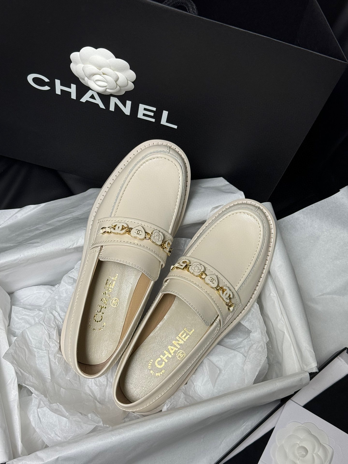 代购版chanelss24newarrival小香24a乐福鞋新品油蜡牛皮带来无与伦比的质感经典版型搭配