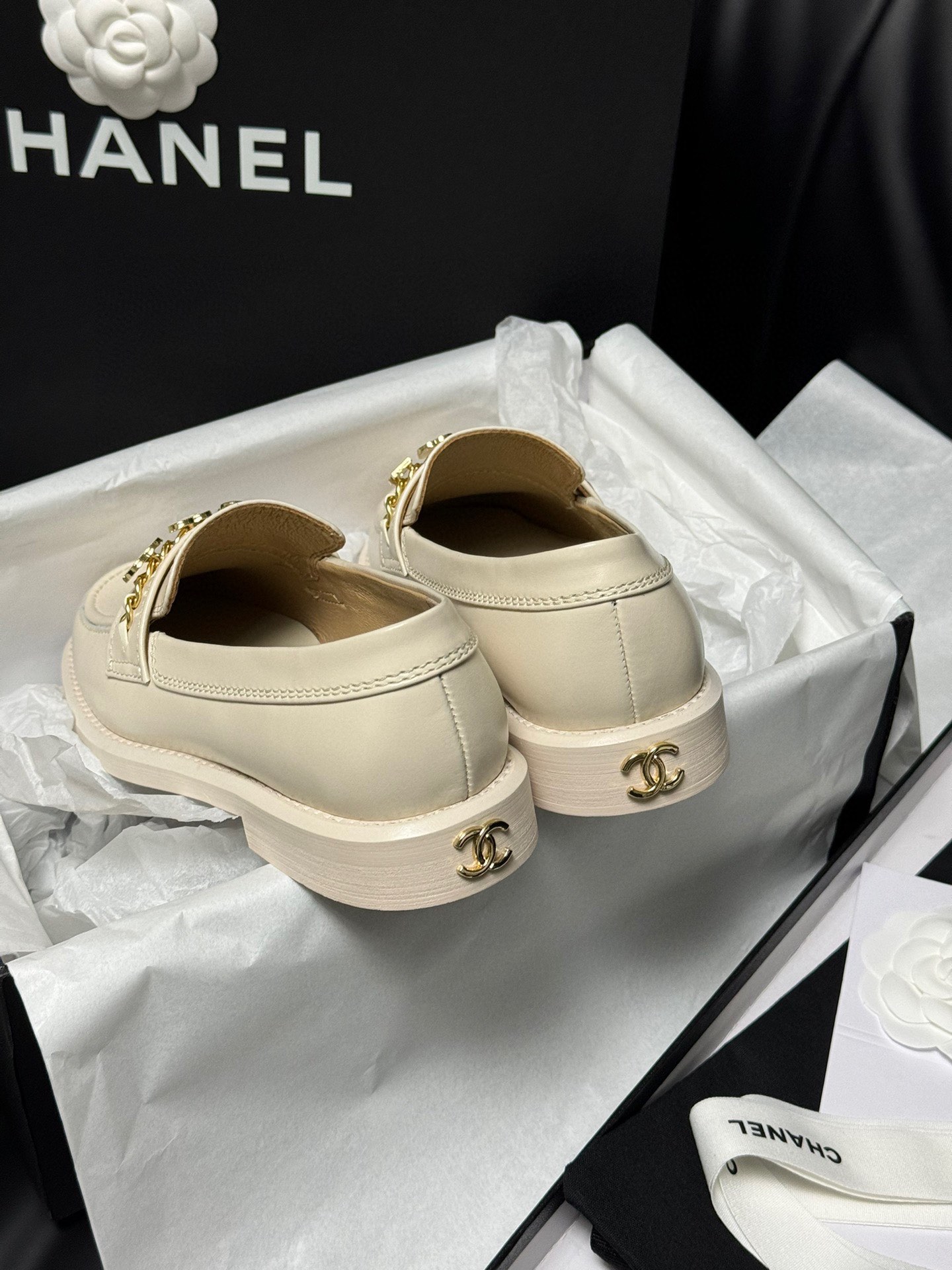 代购版chanelss24newarrival小香24a乐福鞋新品油蜡牛皮带来无与伦比的质感经典版型搭配