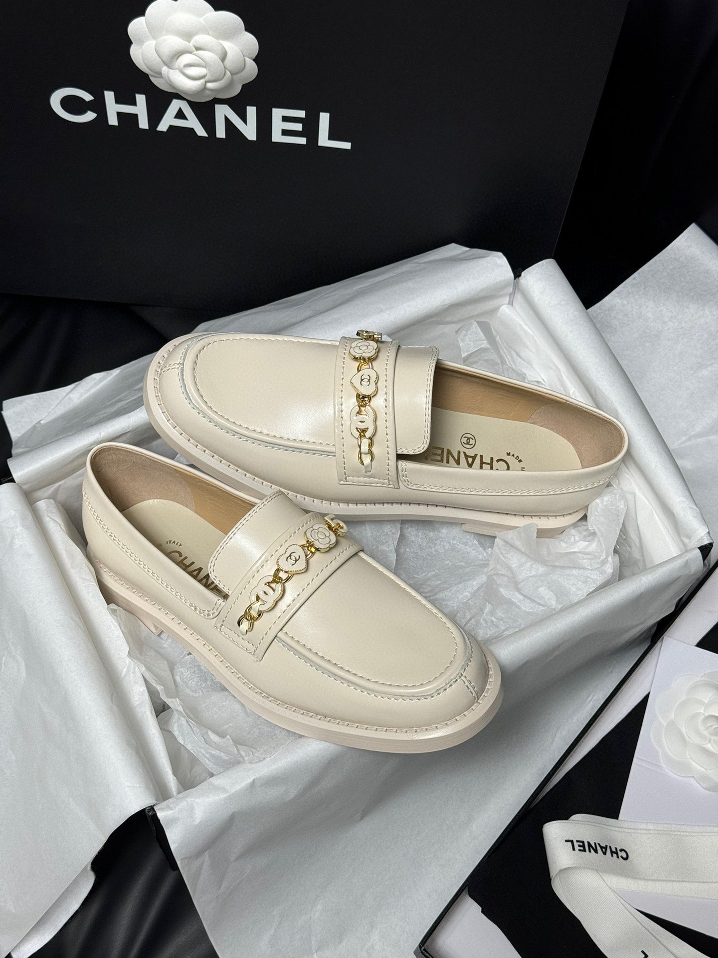 代购版chanelss24newarrival小香24a乐福鞋新品油蜡牛皮带来无与伦比的质感经典版型搭配