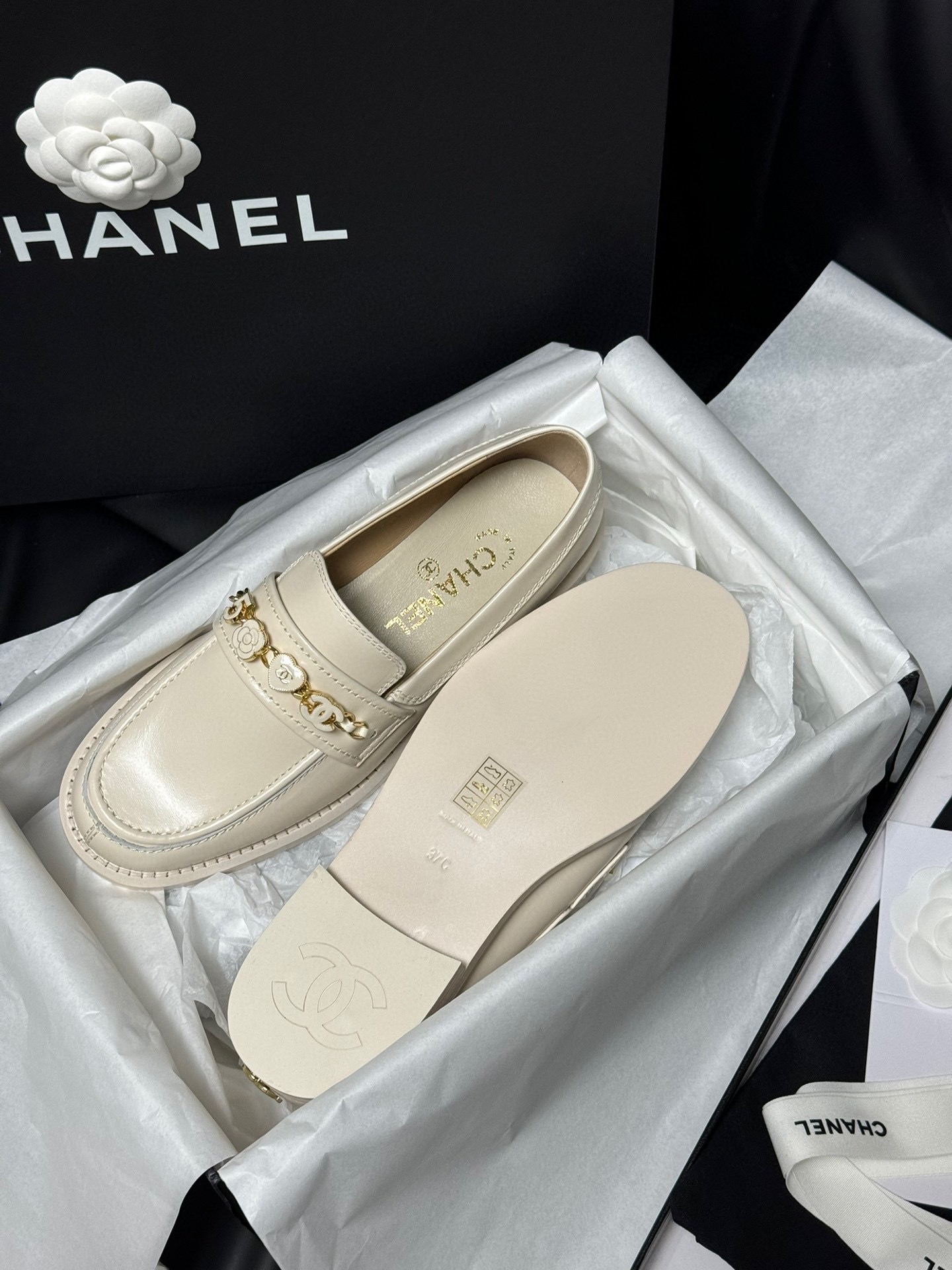 代购版chanelss24newarrival小香24a乐福鞋新品油蜡牛皮带来无与伦比的质感经典版型搭配