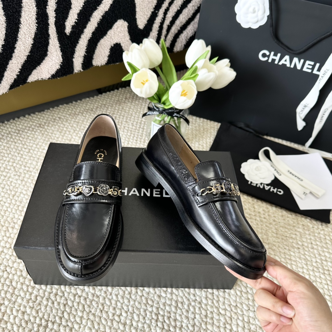 代购版chanelss24newarrival小香24a山茶花珐琅爱心扣乐福鞋新品油蜡牛皮带来无与伦比的