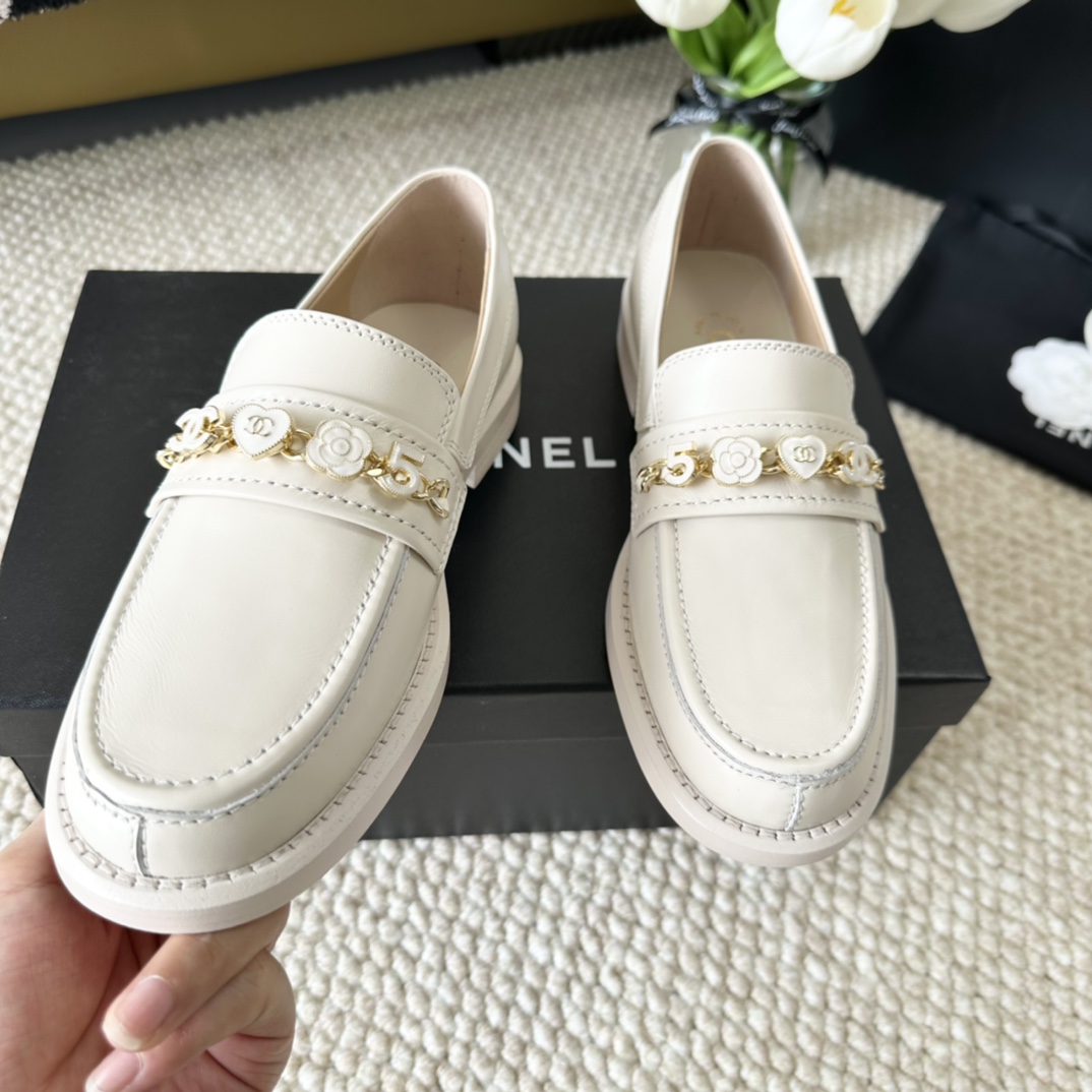 代购版chanelss24newarrival小香24a山茶花珐琅爱心扣乐福鞋新品油蜡牛皮带来无与伦比的