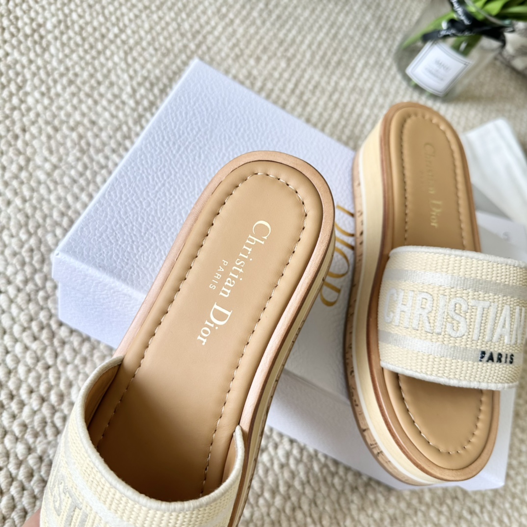 DiorCD家2024年夏季新款厚底电绣凉拖鞋穿搭必备单品Size35-3940.4142定制鞋面原厂立