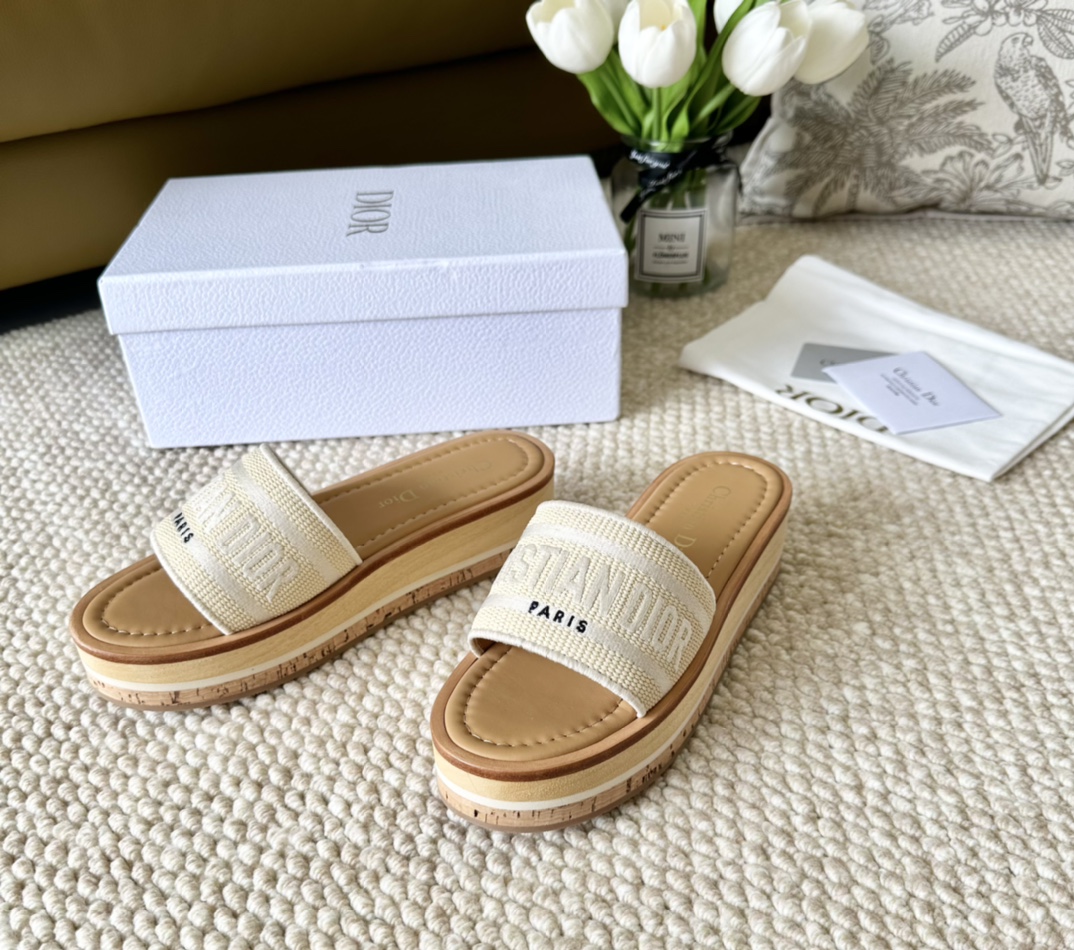 DiorCD家2024年夏季新款厚底电绣凉拖鞋穿搭必备单品Size35-3940.4142定制鞋面原厂立