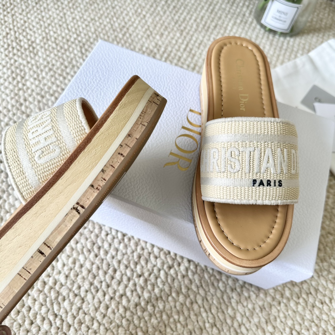 DiorCD家2024年夏季新款厚底电绣凉拖鞋穿搭必备单品Size35-3940.4142定制鞋面原厂立