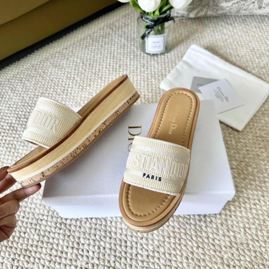 DiorCD家2024年夏季新款厚底电绣凉拖鞋穿搭必备单品Size35-3940.4142定制鞋面原厂立